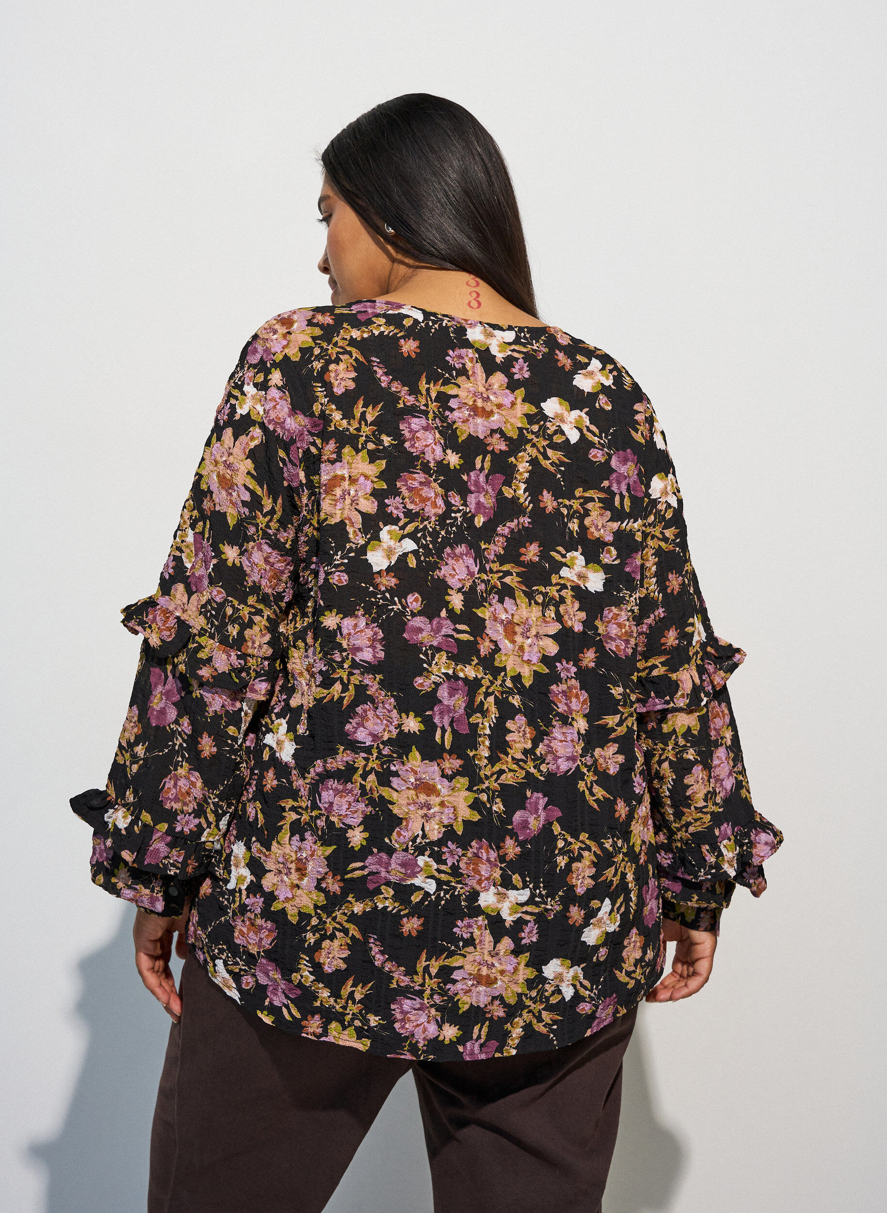 ZizziBluse med blomstertrykk og rysjedetaljer, Svart, Model image number 2