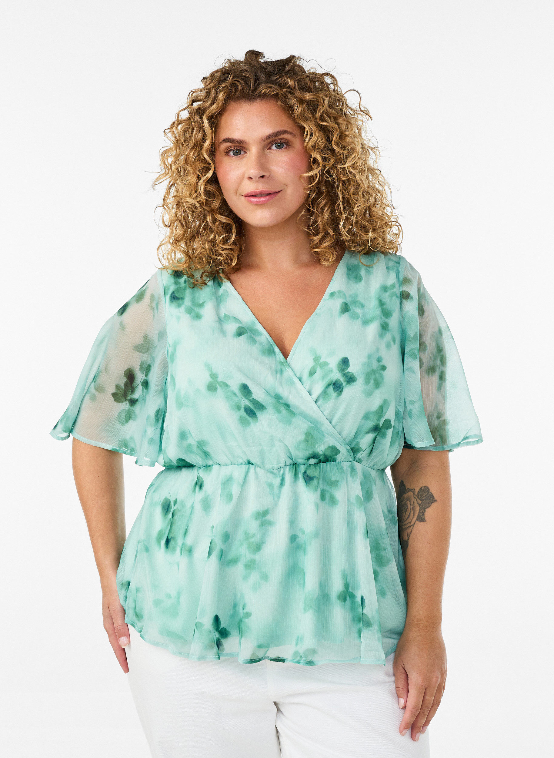 Bluse i blomstrete chiffon med korte ermer, Gr&oslash;nn, Model