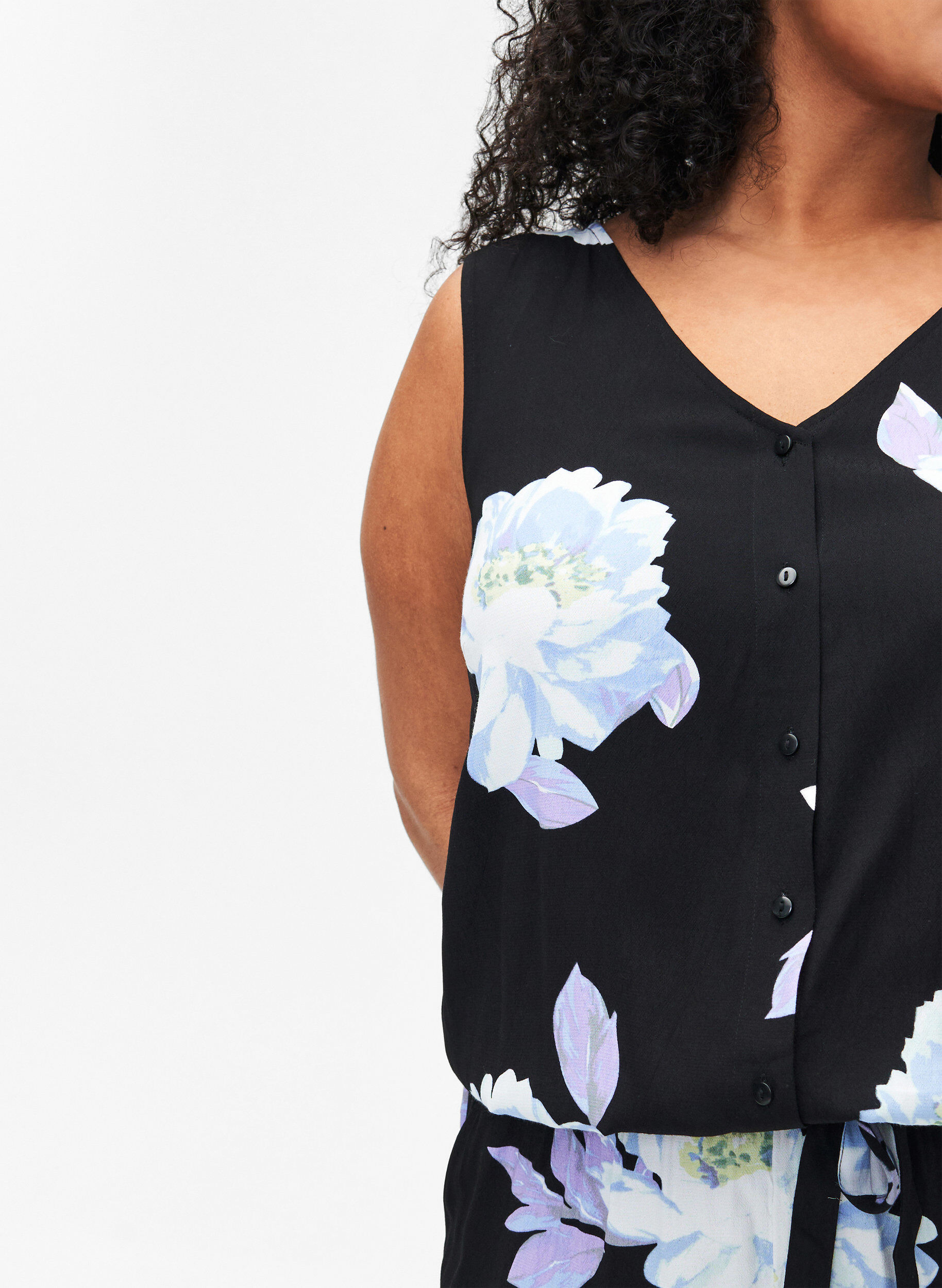 Zizzi Jumpsuit uten ermer i viskose, Black Big Flower AOP, Model image number 2
