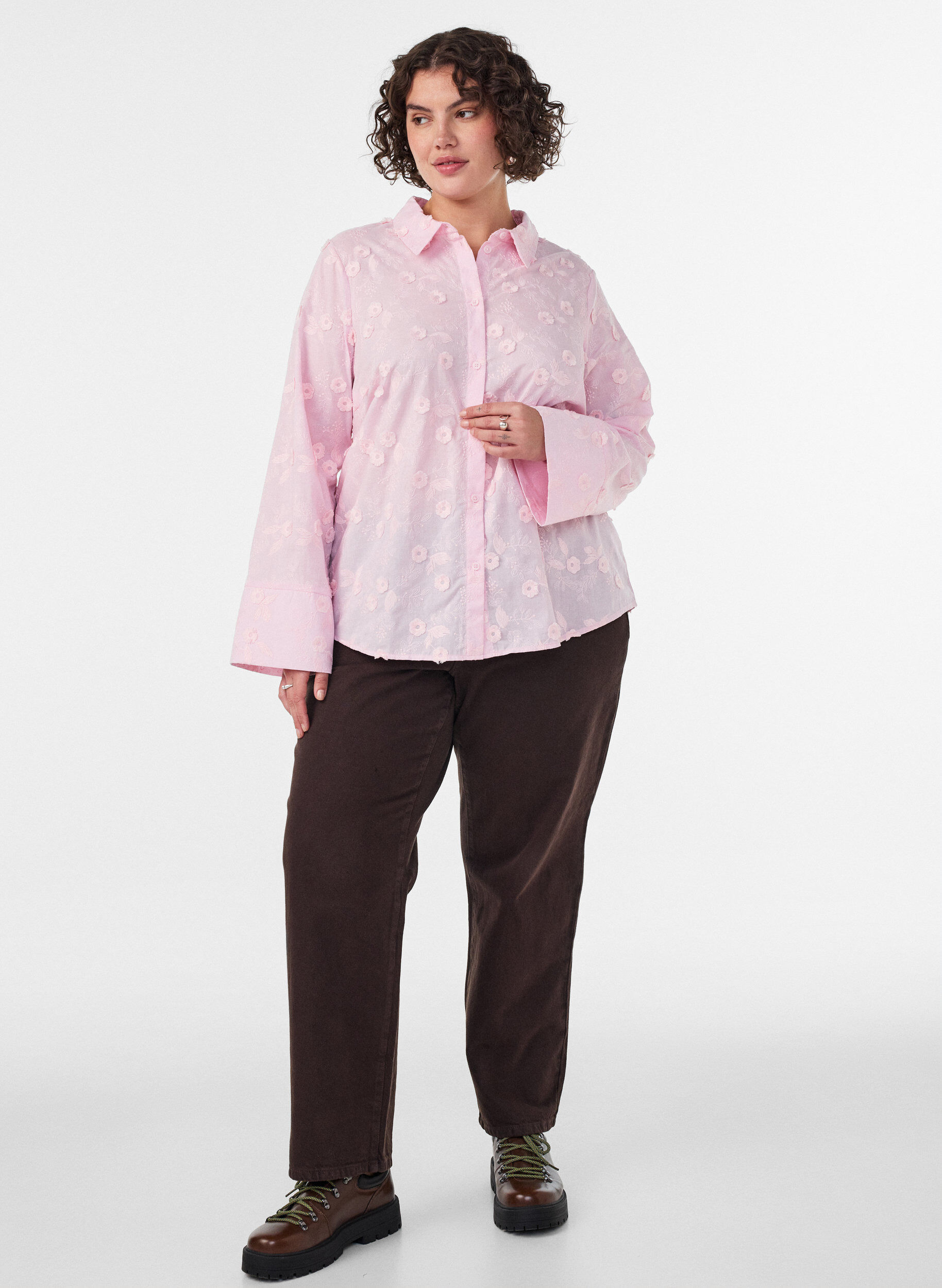 ZizziSkjorte med blomsterbroderi og vide ermer, Rosa, Model image number 1