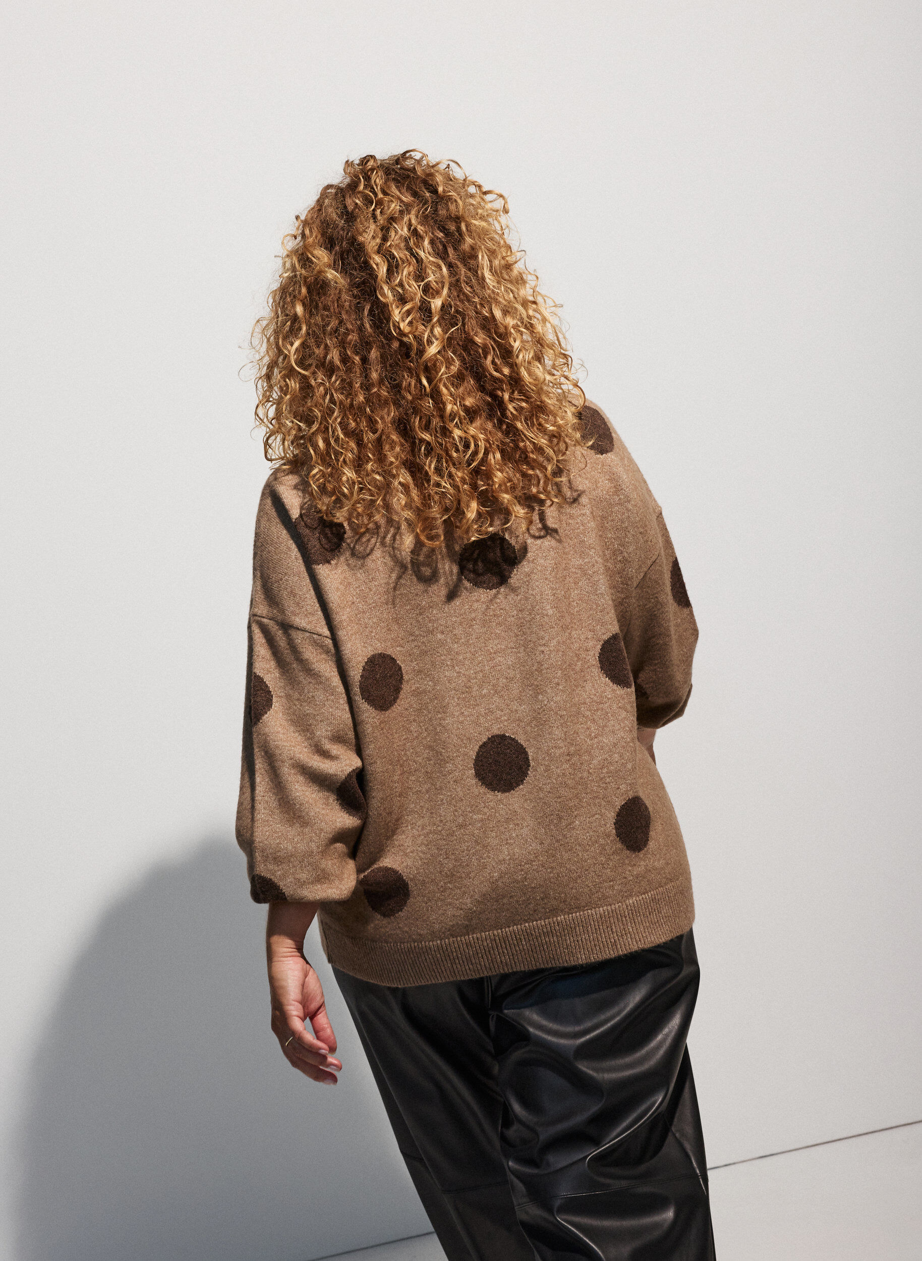 ZizziStrikkebluse med prikket m&oslash;nster, Brun, Model image number 3