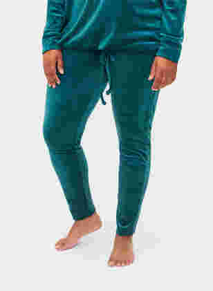 Ensfargede velurleggings, Ponderosa Pine, Model