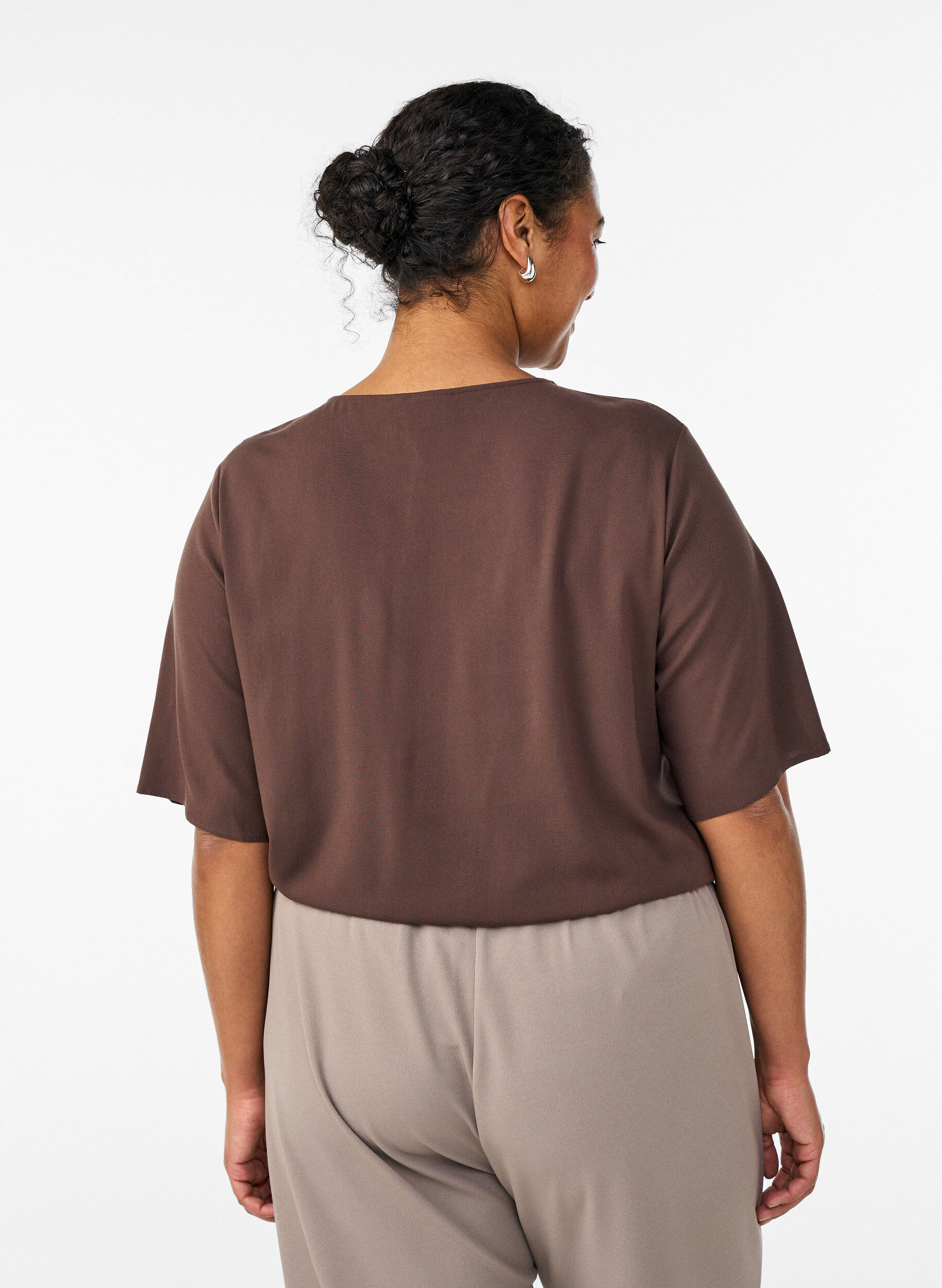 ZizziVevet bluse med korte ermer og rund hals, Brun, Model image number 2