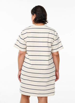 Zizzi Kort jerseykjole med striper, Beige, Model image number 2