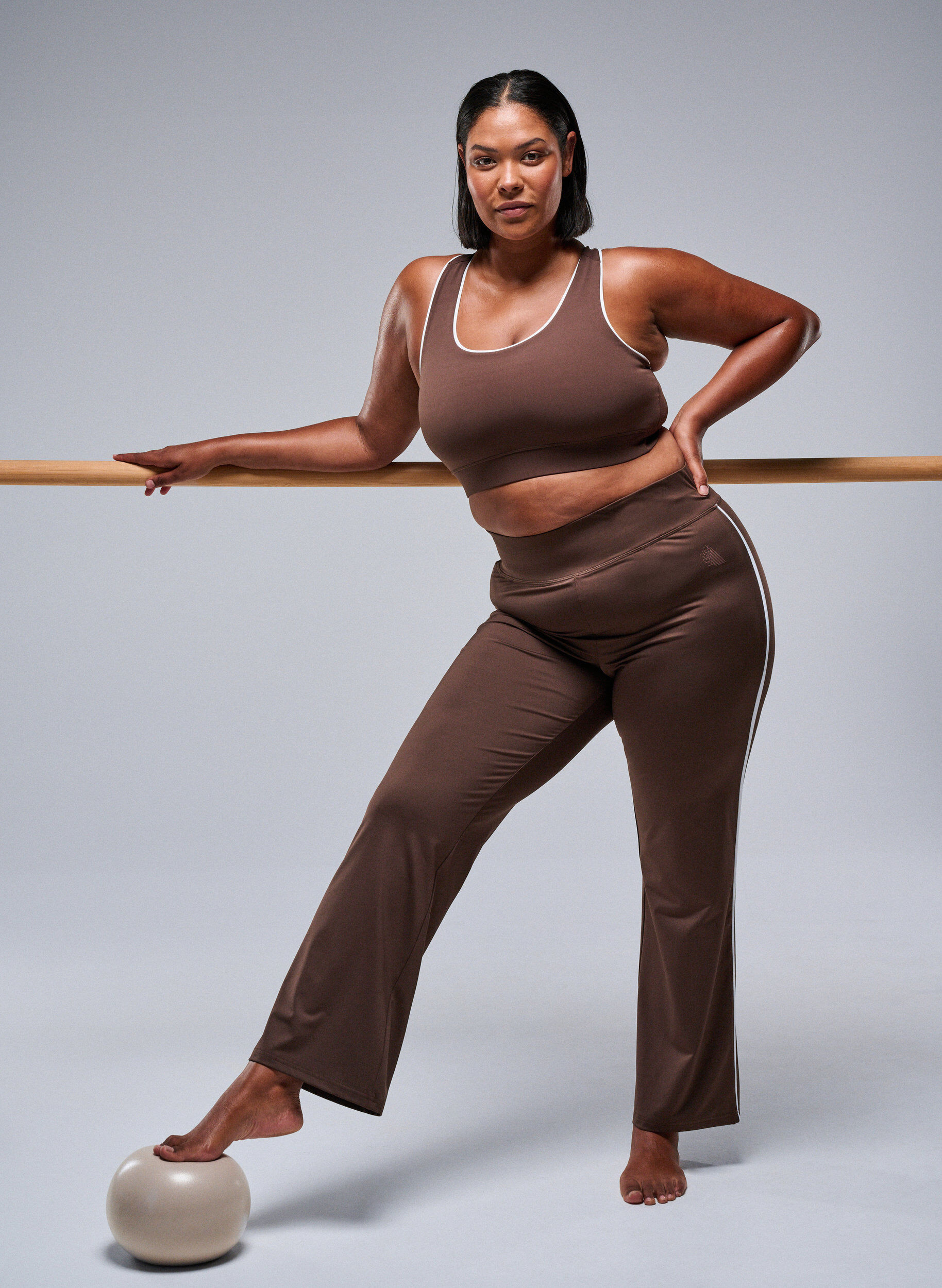 Zizzi Flared treningsbukser med kontrastkanting, Brun, Image image number 0