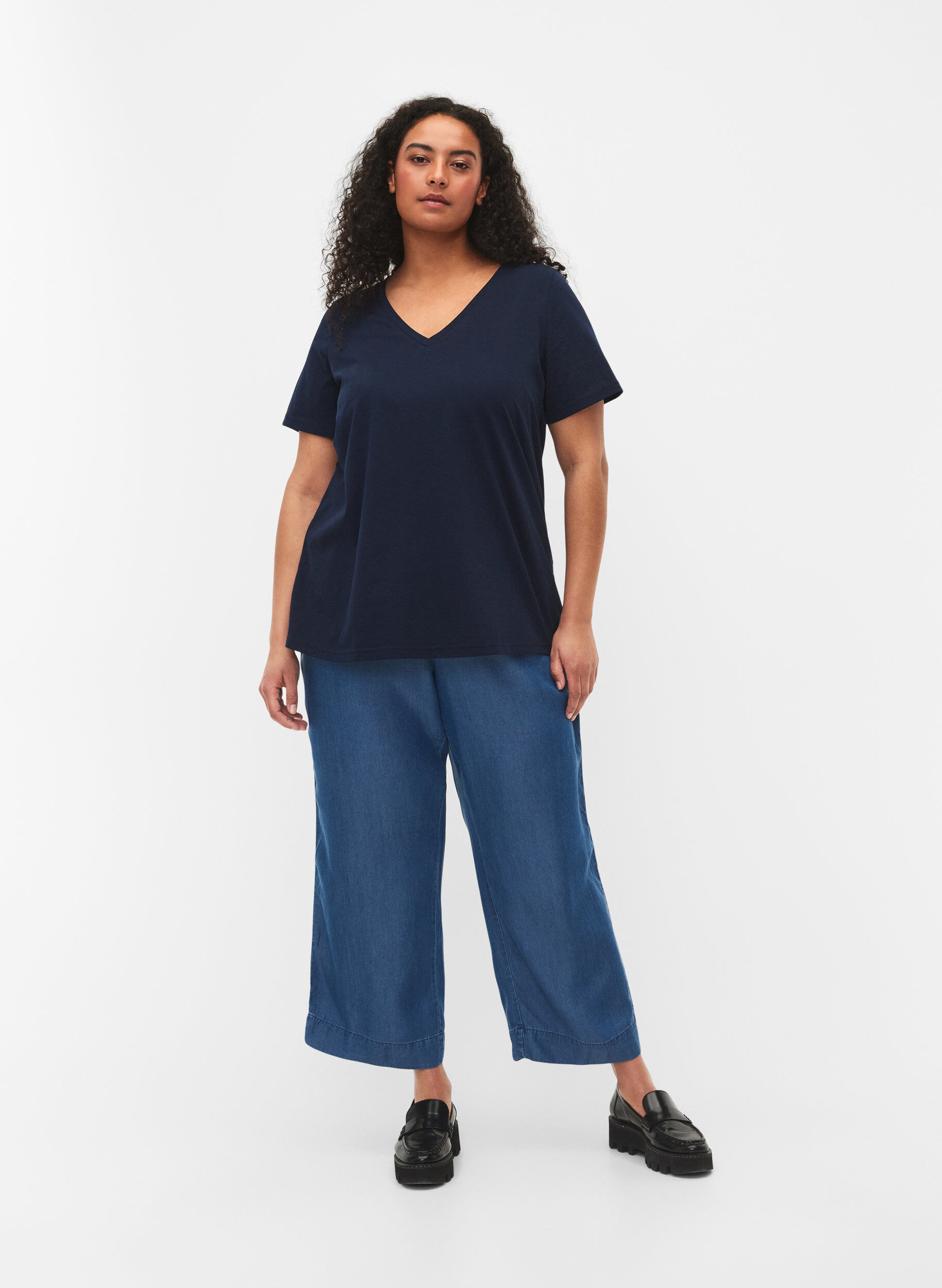 Zizzi Kortermet T-skjorte med V-hals, Bl&aring;, Model image number 1