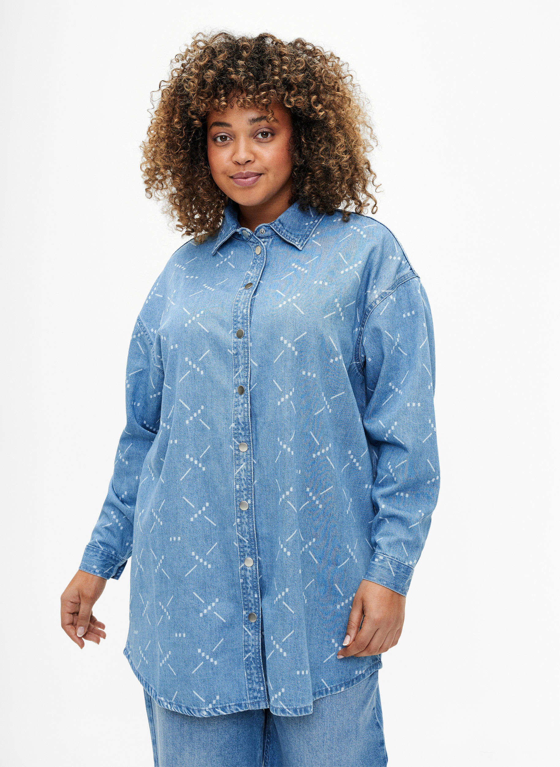 Zizzi Ledig dongerijakke med m&oslash;nster, Light blue denim, Model image number 0