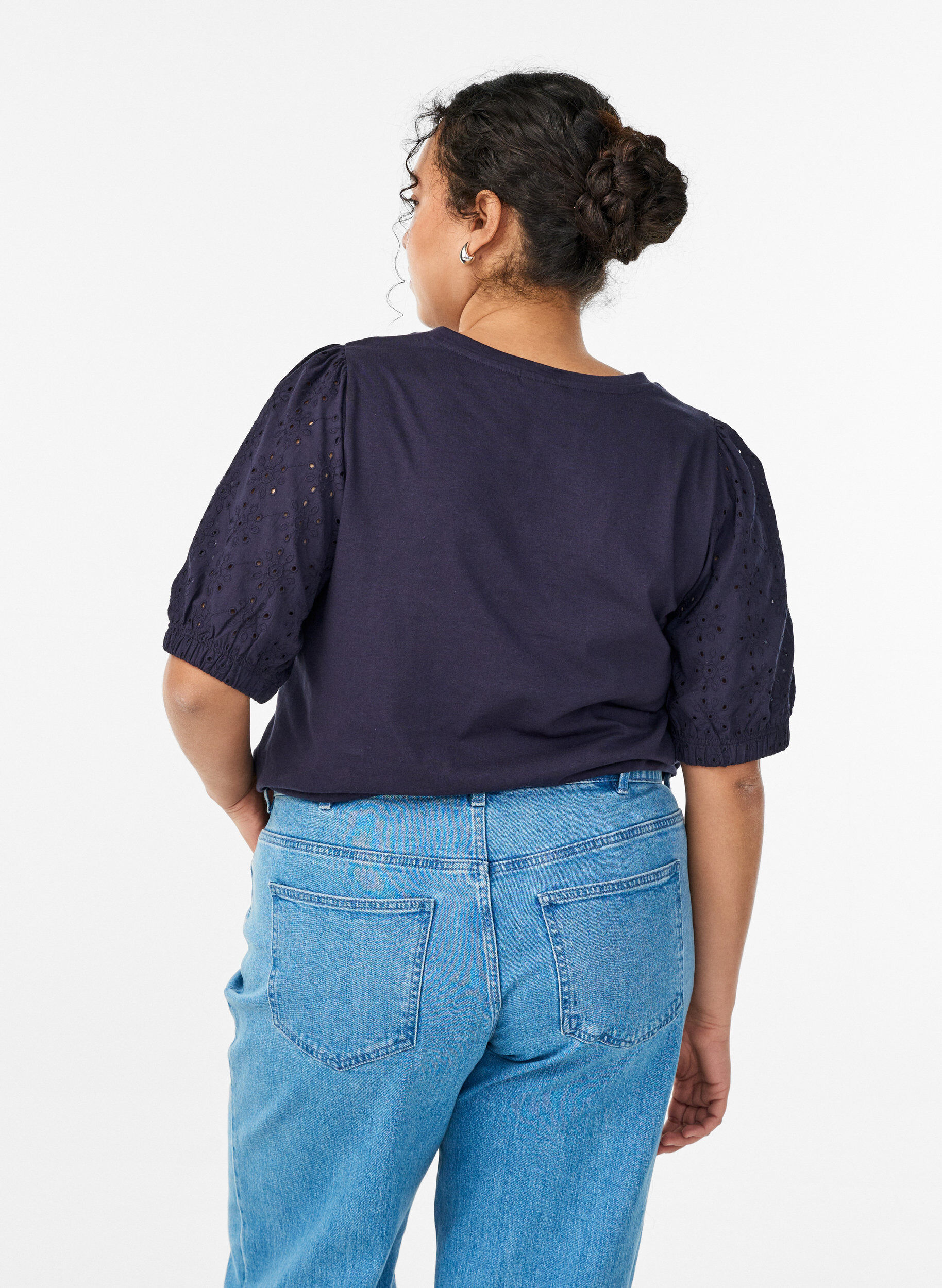 Zizzi T-skjorte med Broderie Anglaise-ermer, Bl&aring;, Model image number 2