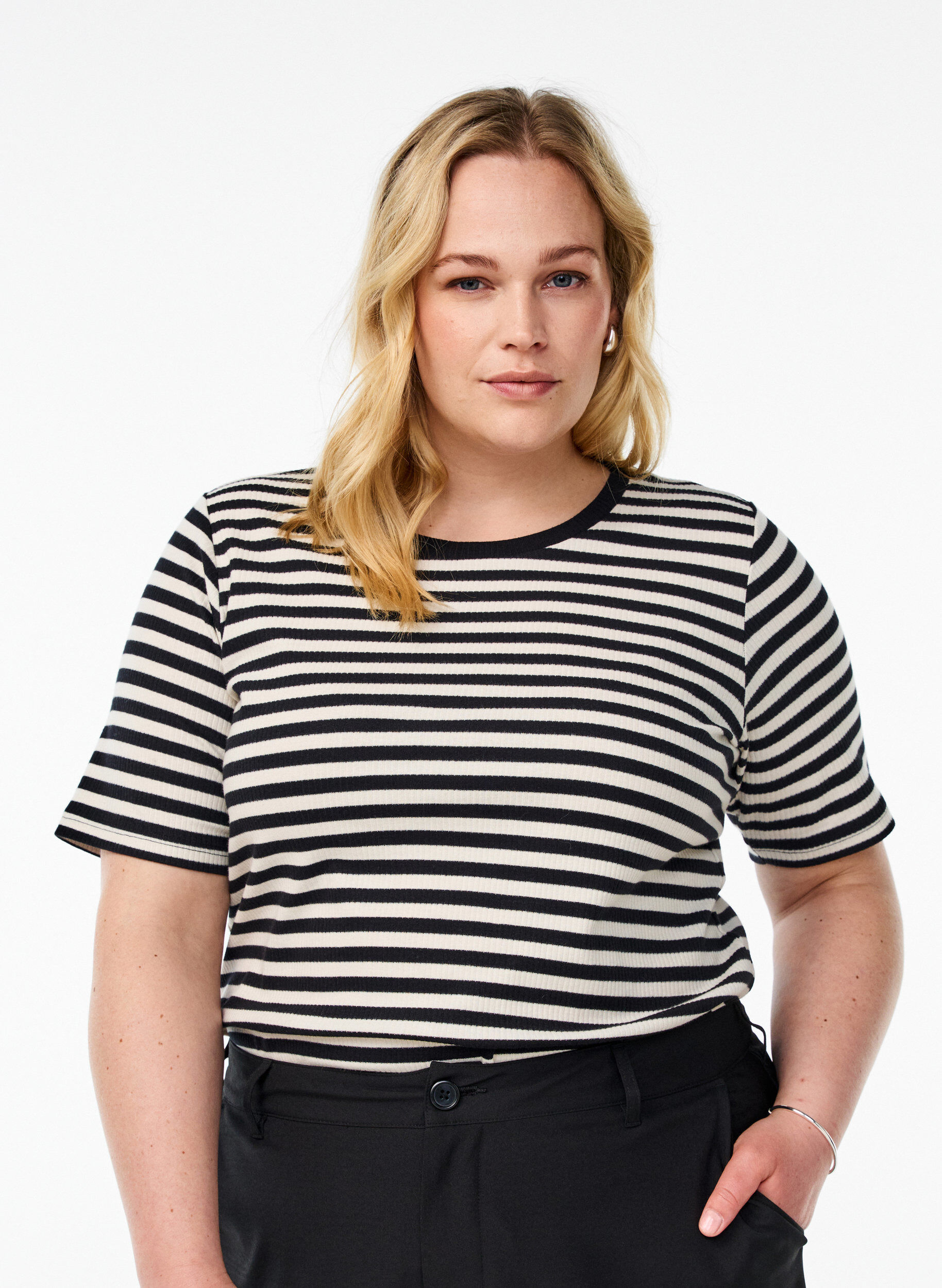 T-shirt med striper og ribbestrikket struktur, Svart, Model