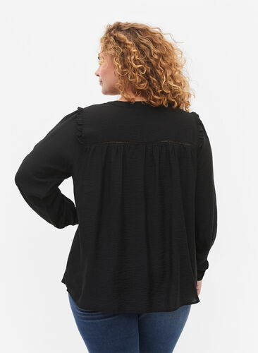 Skjortebluse med volanger og folder, Black, Model image number 1