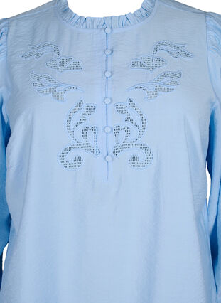 Bluse med volanger og broderi anglaise, Chambray Blue, Packshot image number 2