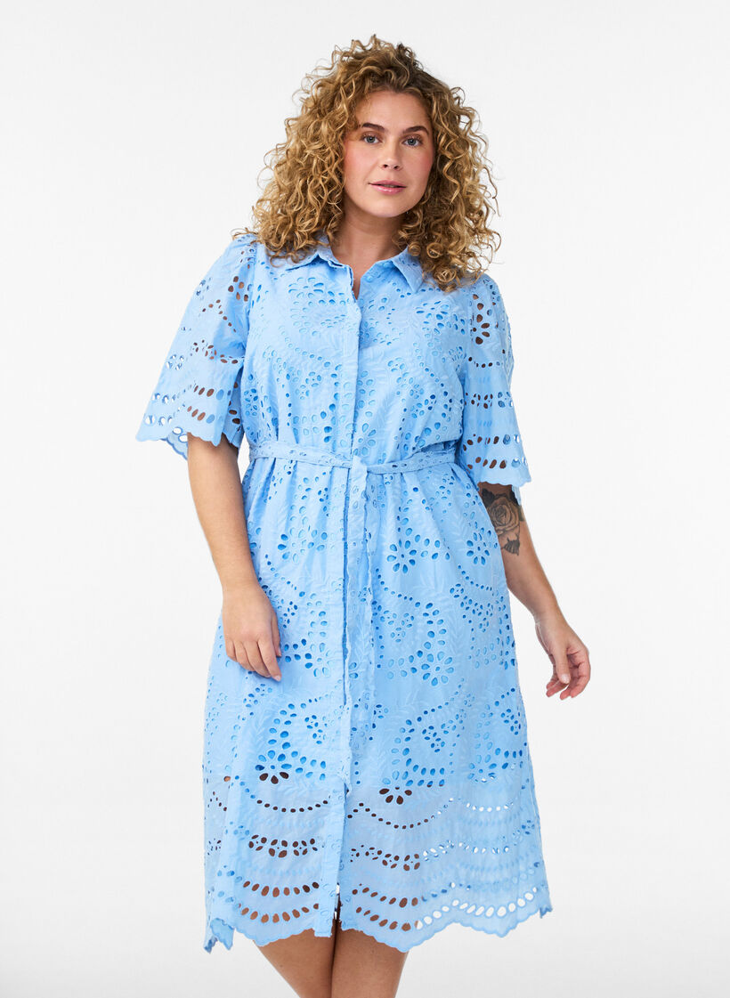 Skjortekjole i broderie anglaise med knytebelte, Bl&aring;, Model image number 0