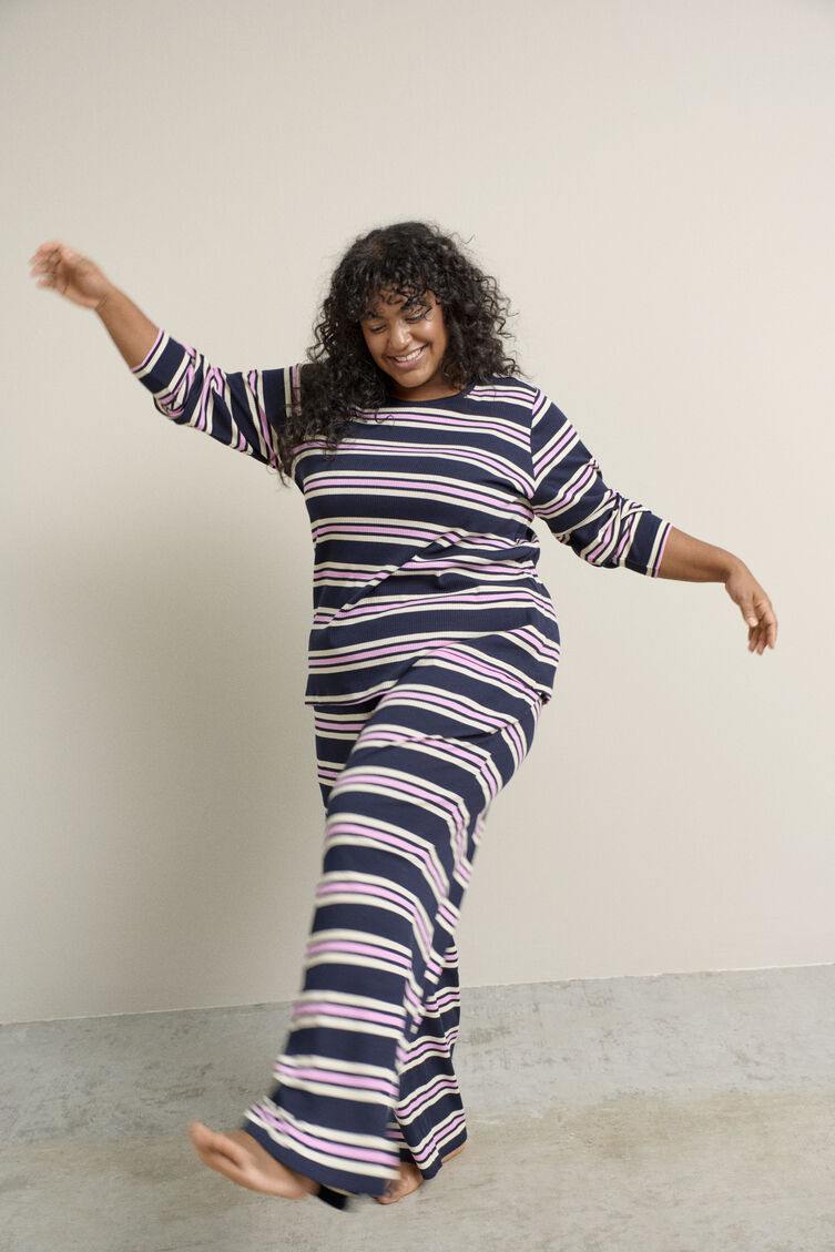 Nattdrakt i ribbestrikket jersey med striper, , Model