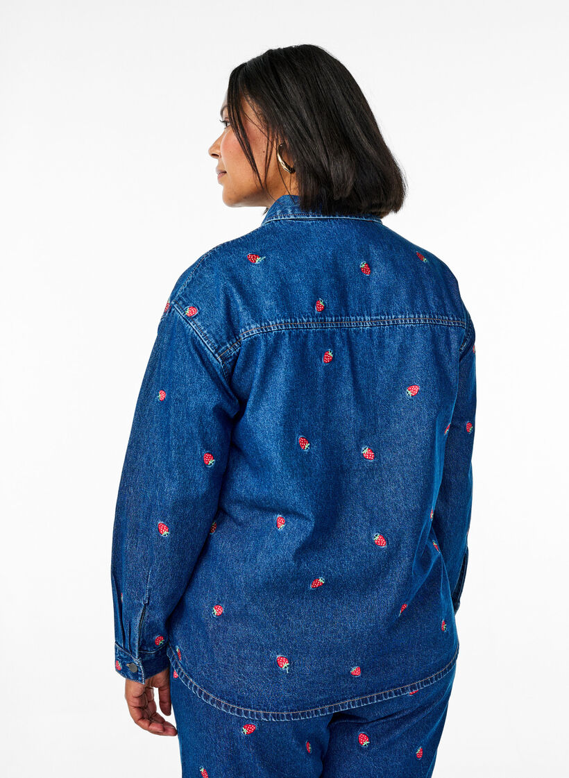 Denimskjorte med broderte jordbær, B. D. Strawberries, Model
