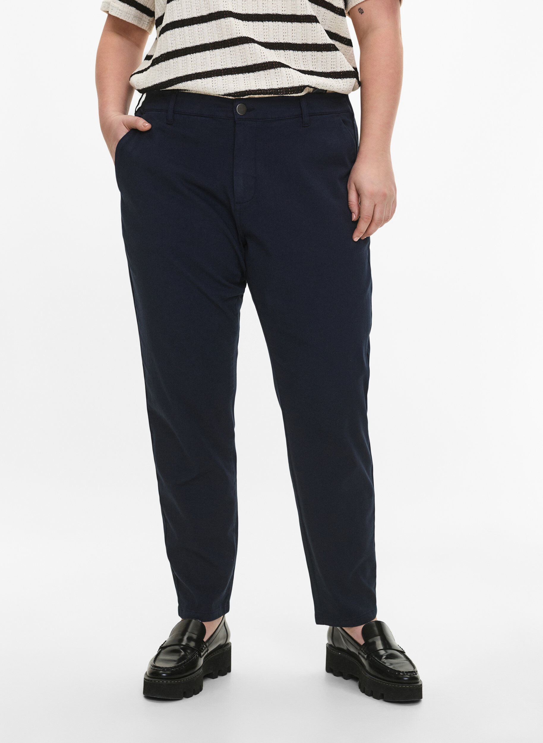 Zizzi Chinos i bomull, Navy Blazer, Model image number 2