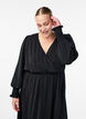 Midikjole med omslagslook og smock-ermer, Svart, Model image number 2