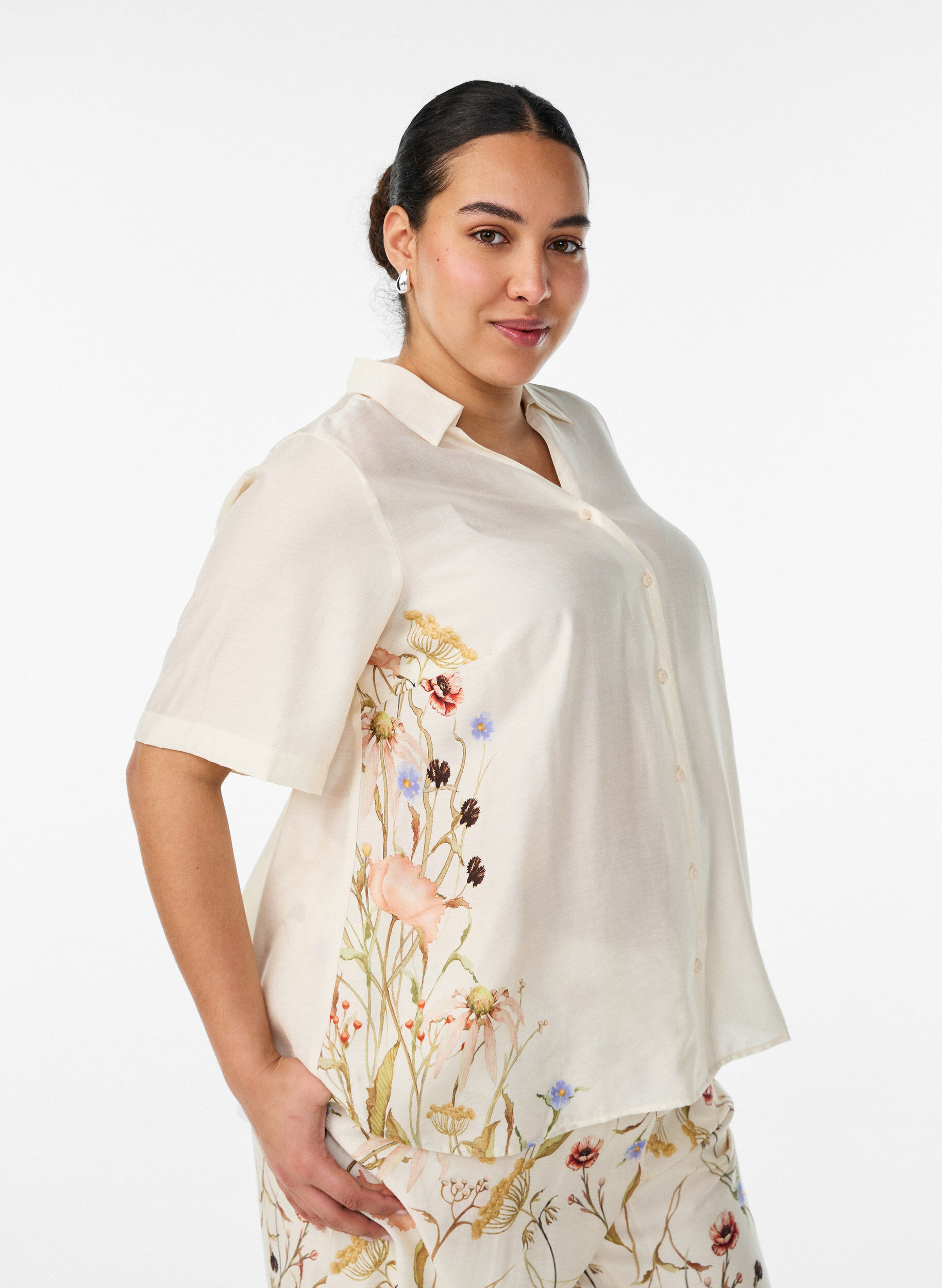 Bluse med albuelange ermer og blomsterdetaljer, Beige, Model