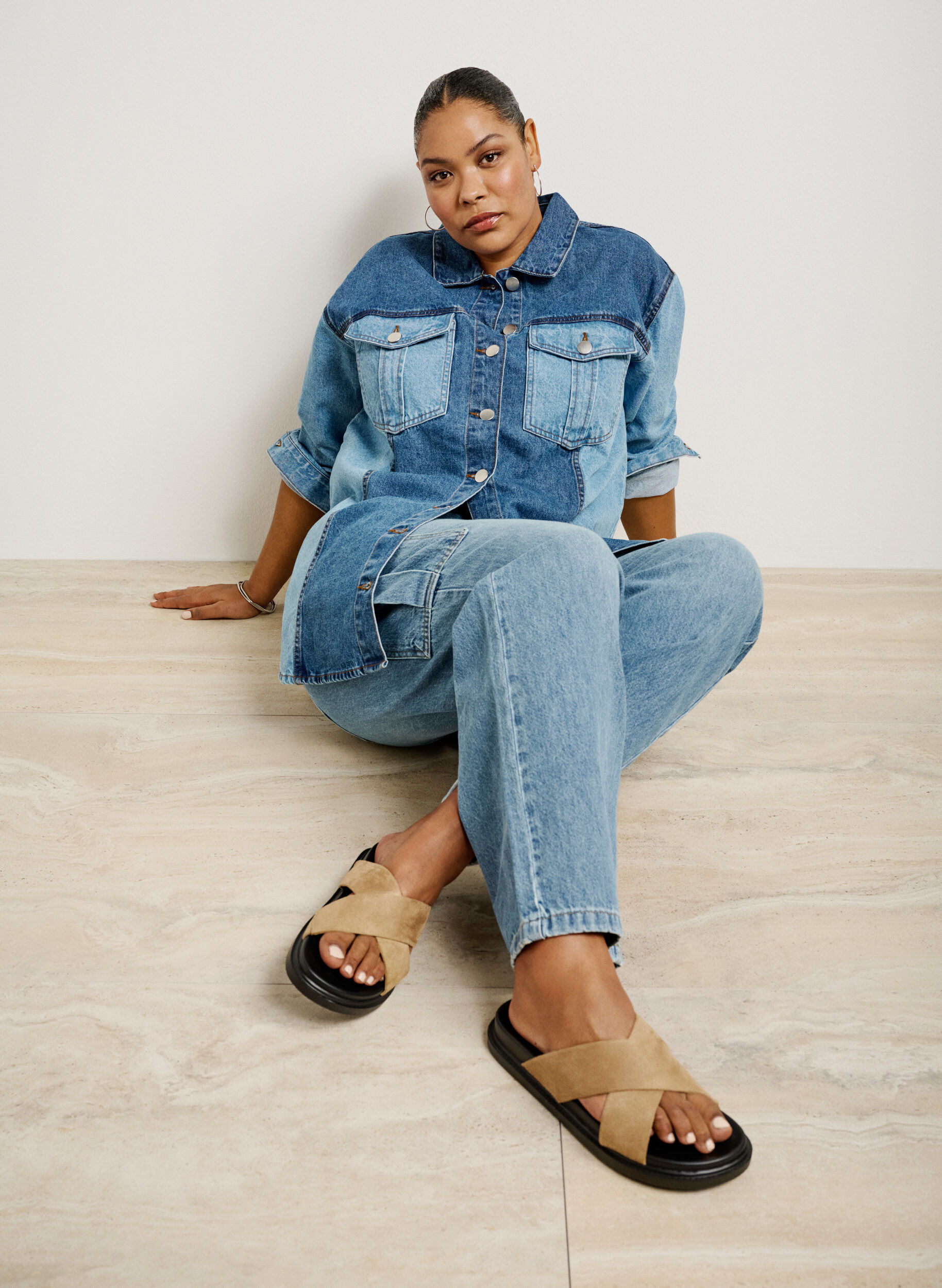 Zizzi Sandal i semsket imitert skinn med kryssreimer, Woodsmoke, Image image number 0