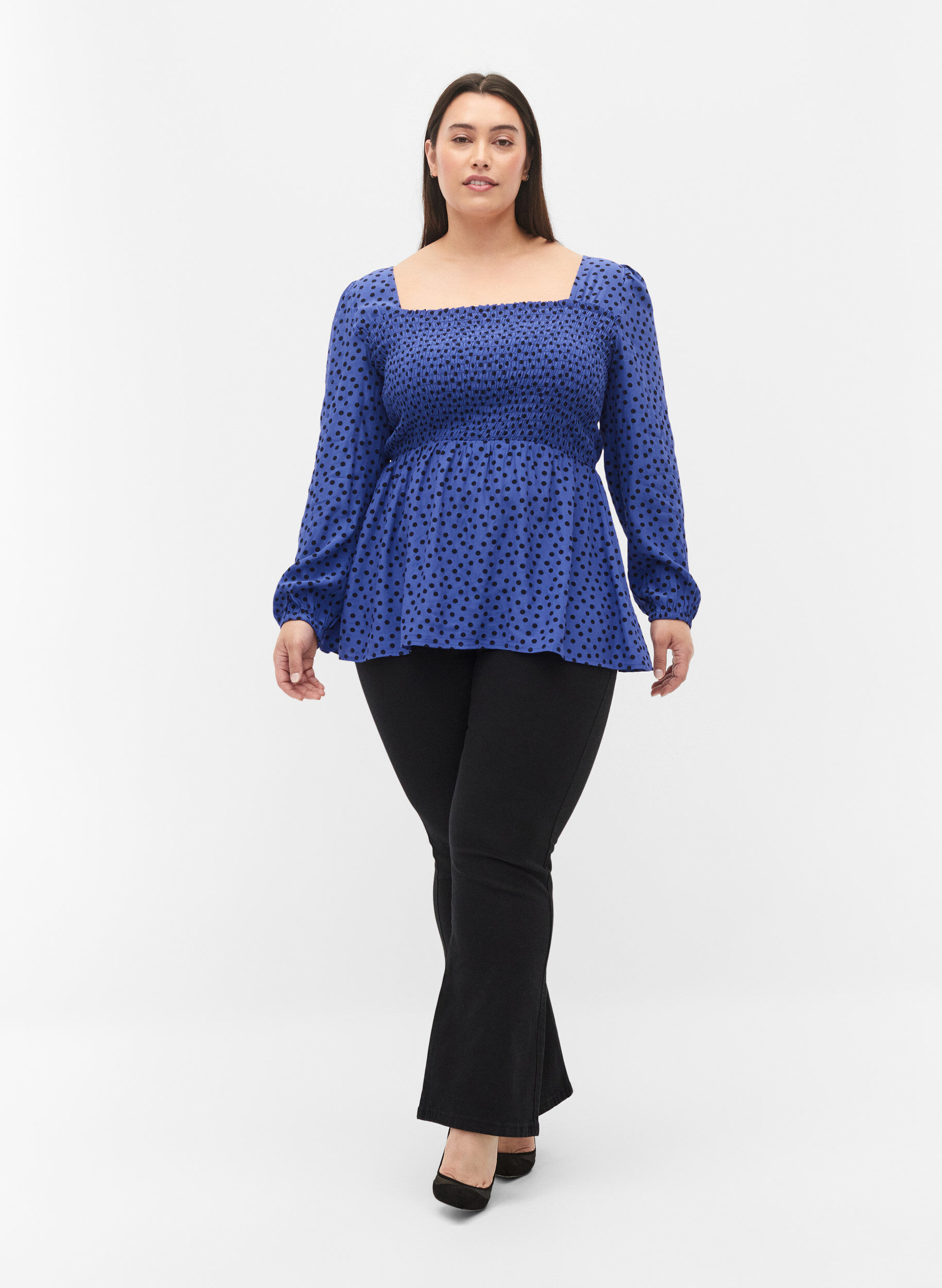 Zizzi Prikkete bluse i viskose med smock, R.Blue w. Black Dot, Model image number 2
