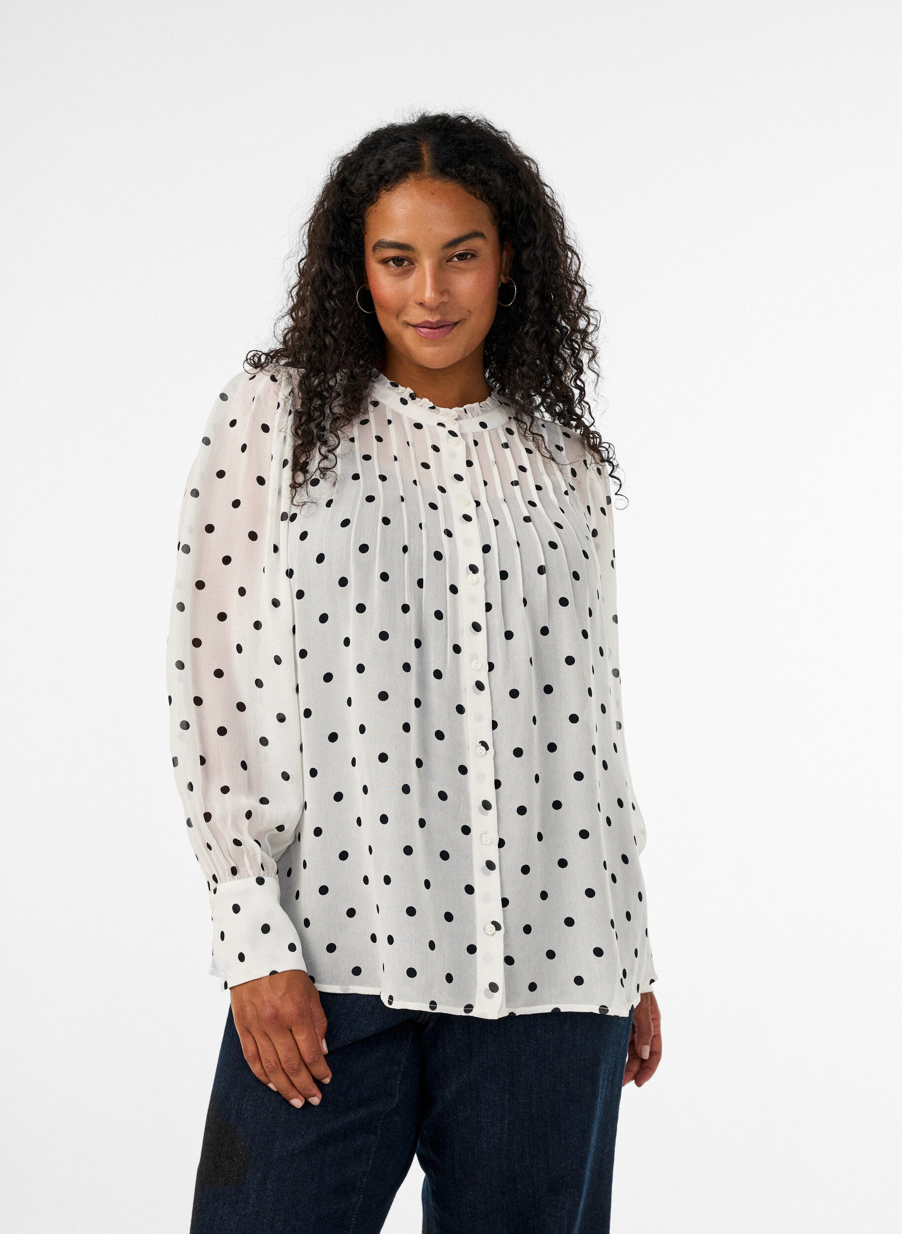 Viskosebluse med en volangkrage, Hvit, Model