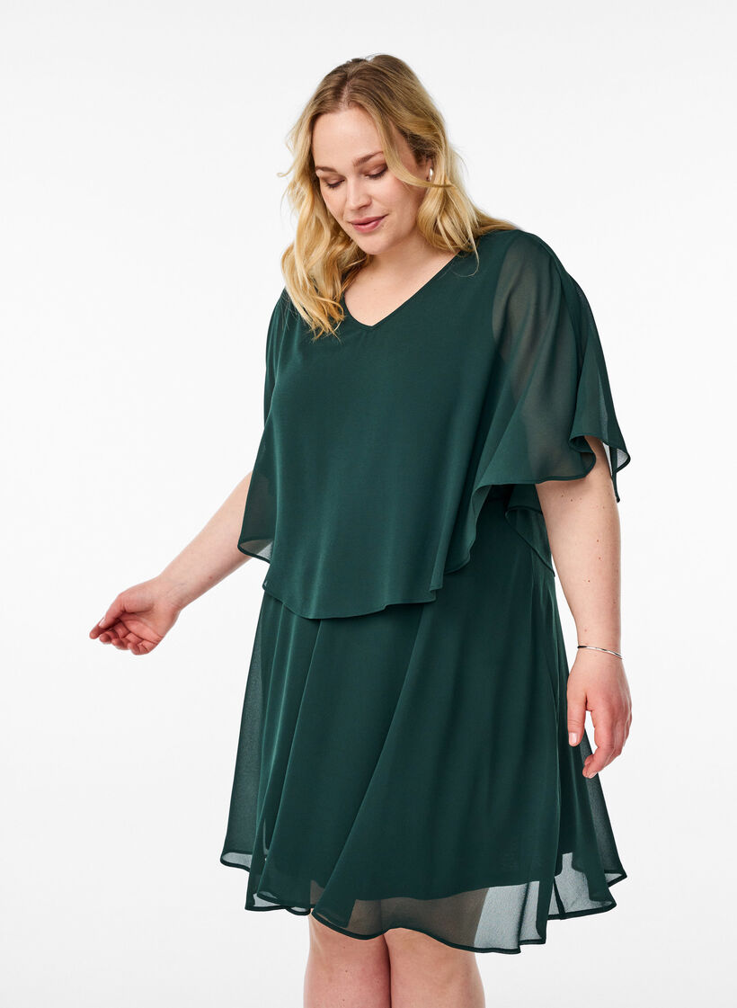 Kort festkjole i chiffong med lag-på-lag-effekt, Scarab, Model