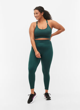 Zizzi Sømløs sports-BH i ribbet materiale, Pine Grove, Model image number 2