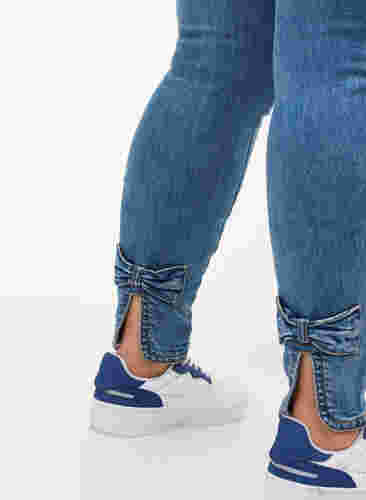 Cropped Amy jeans med høyt liv og sløyfe, Blue denim, Model image number 2