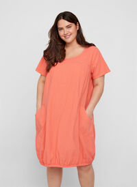 Kortermet kjole i bomull, Hot Coral, Model