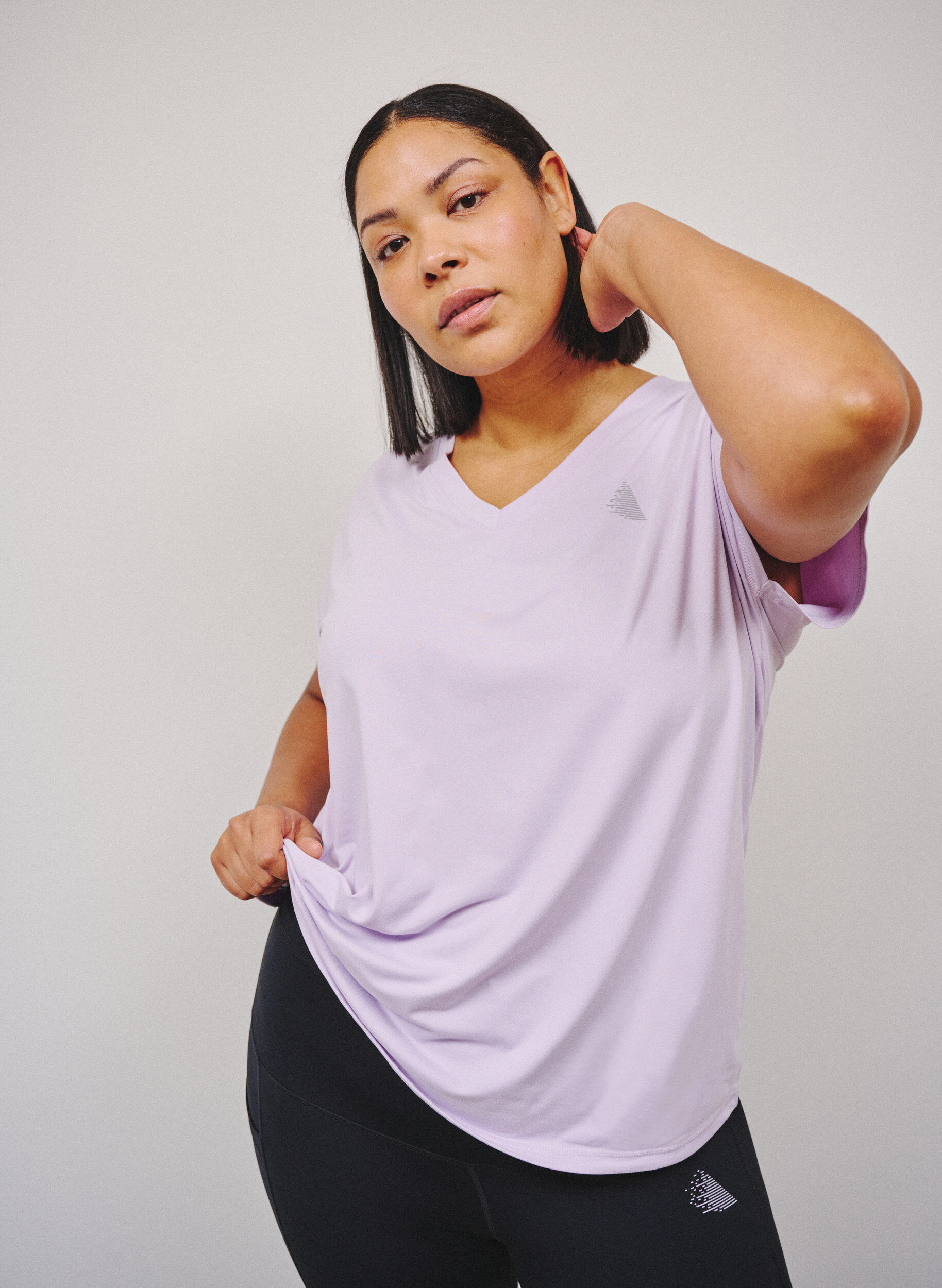 L&oslash;stsittende trenings-t-skjorte med v-hals