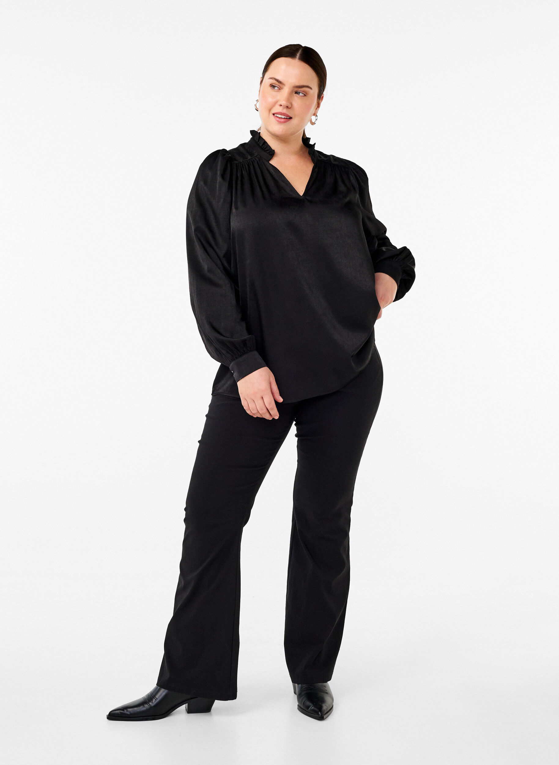 Zizzi Langermet bluse med volanger og V-hals, Black, Model image number 2