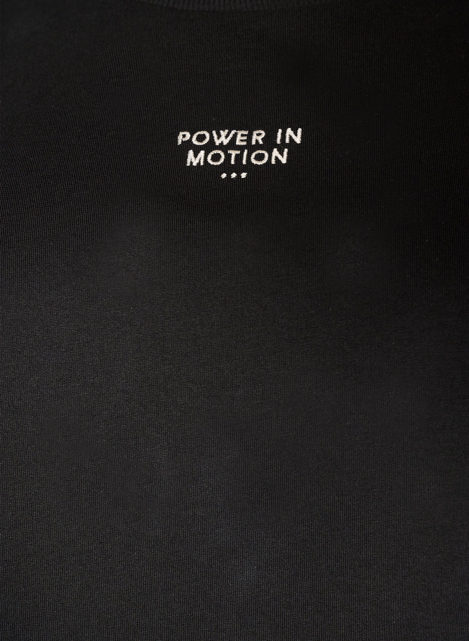 Zizzi Active T-skjorte med loose fit og brodert statement, Svart, Packshot image number 2