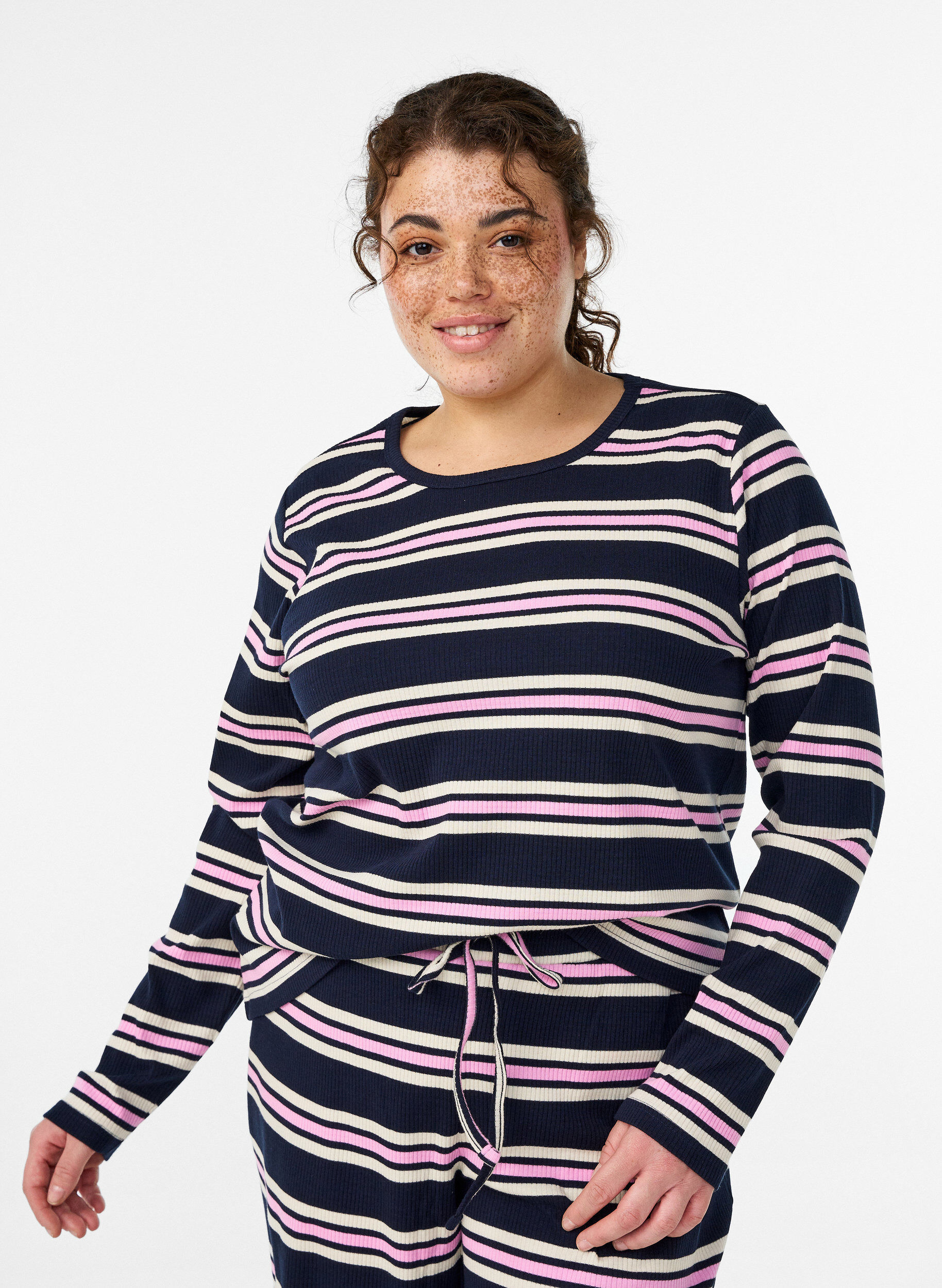 Langermet nattopp i ribbestrikket jersey med striper, Bl&aring;, Model