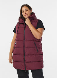 Lang vest med hette og lommer, Rød Lang vest med hette og lommer, Rød, Model