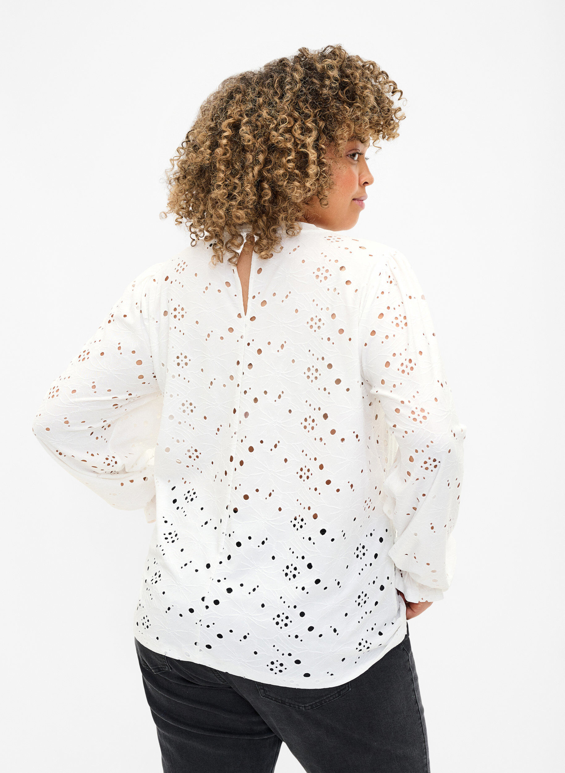 Zizzi Langermet bluse med hullm&oslash;nster, Bright White, Model image number 1