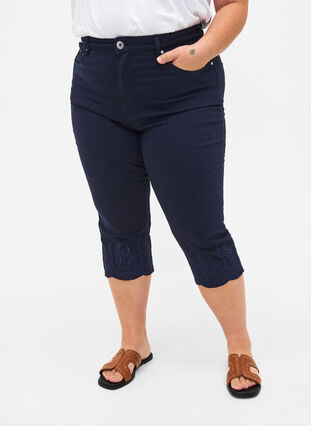 Zizzi Knebukser med høy midje og engelsk broderi, Night Sky, Model image number 2