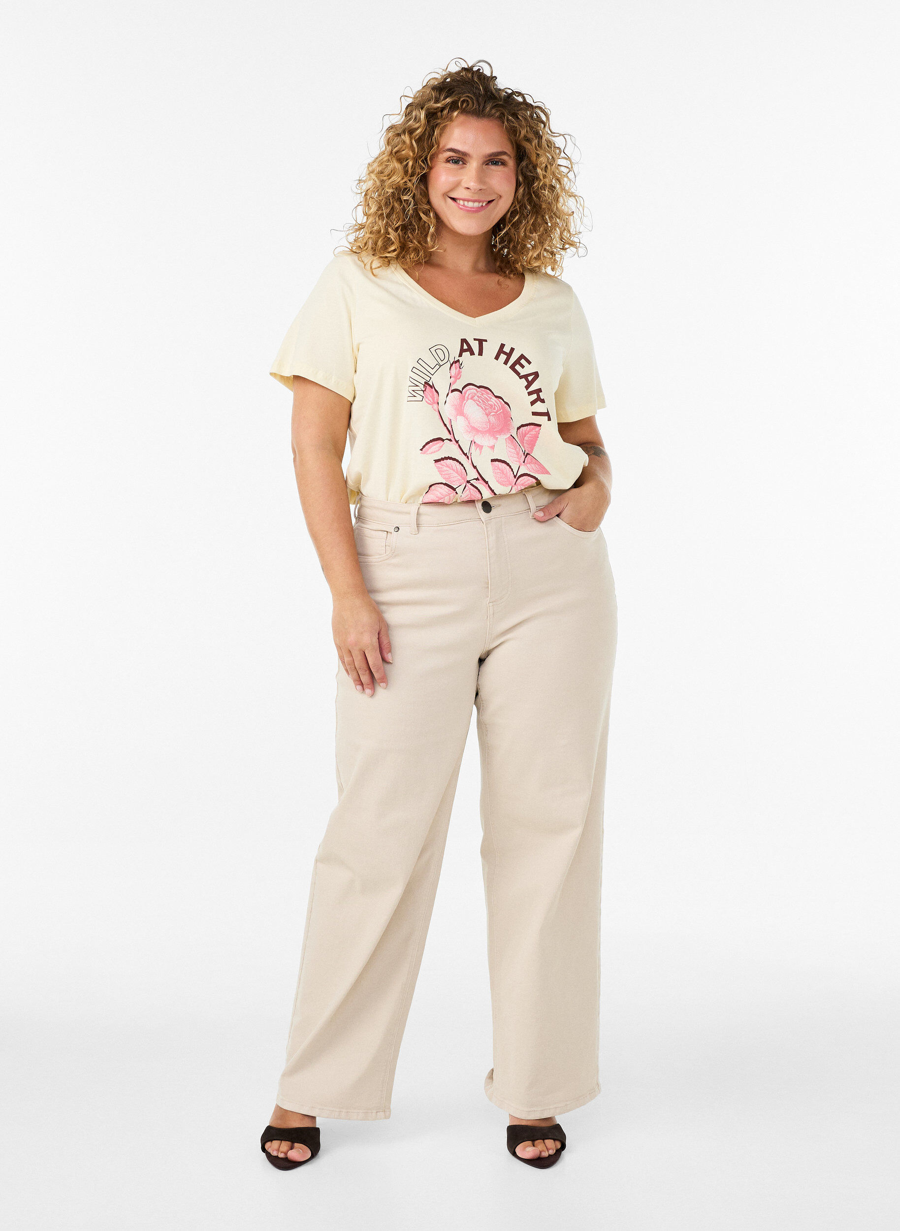 ZizziBomull T-skjorte med fronttrykk og V-hals, Beige, Model image number 1