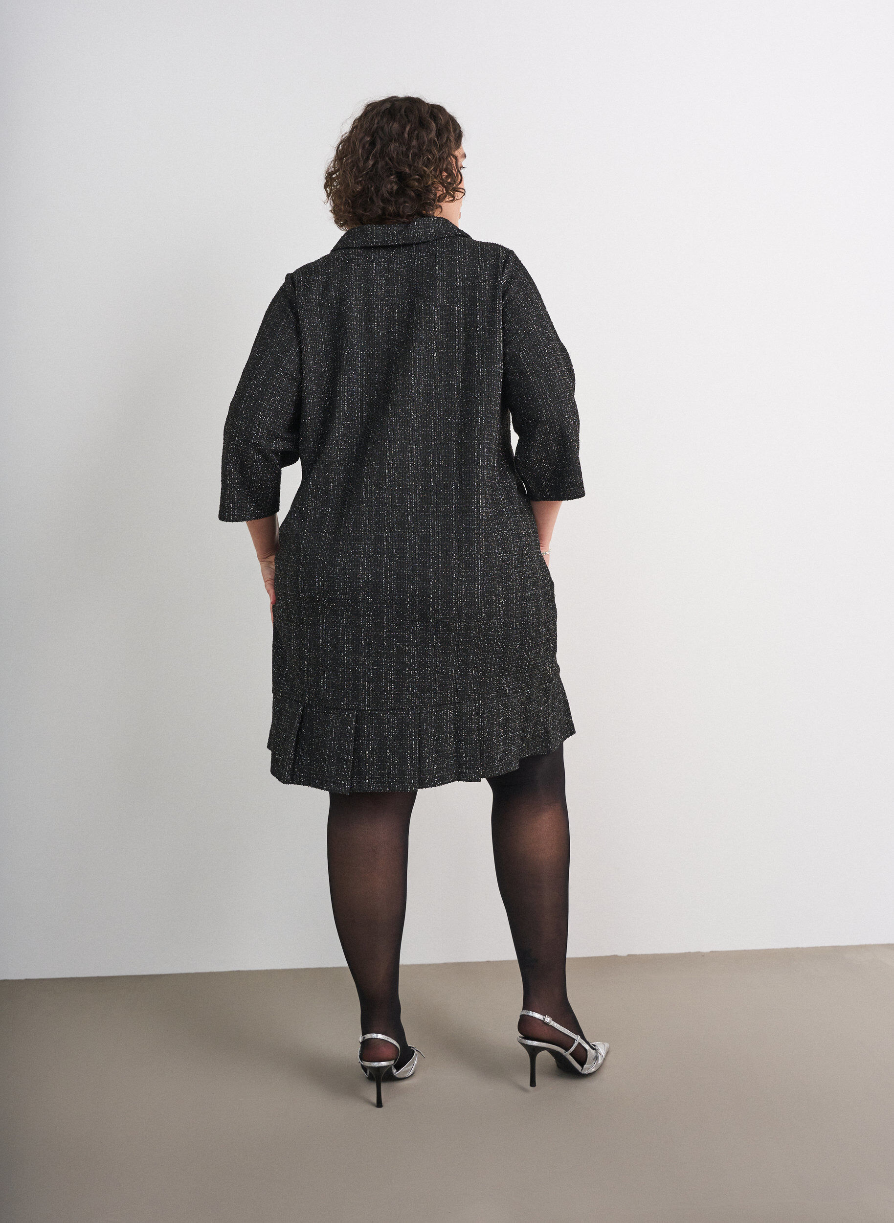 ZizziKort boucl&eacute; kjole med dekorative knapper, Svart, Model image number 2