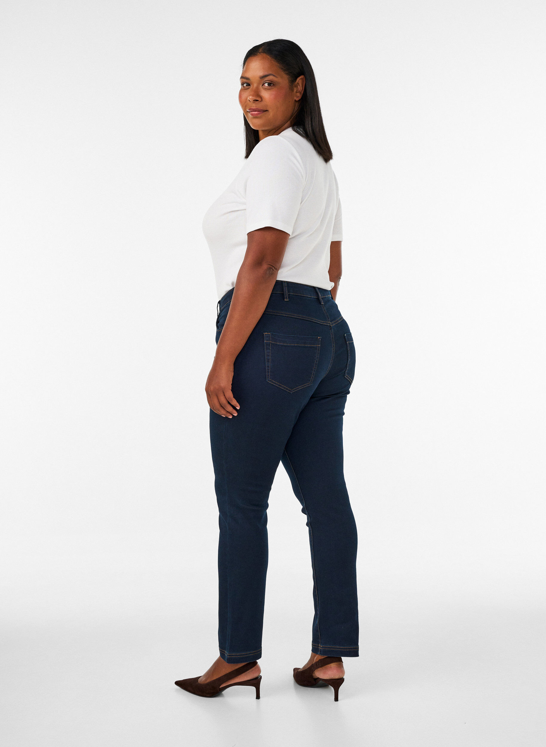 ZizziSlim fit Emily jeans med normal h&oslash;yde i livet, Bl&aring;, Model image number 2