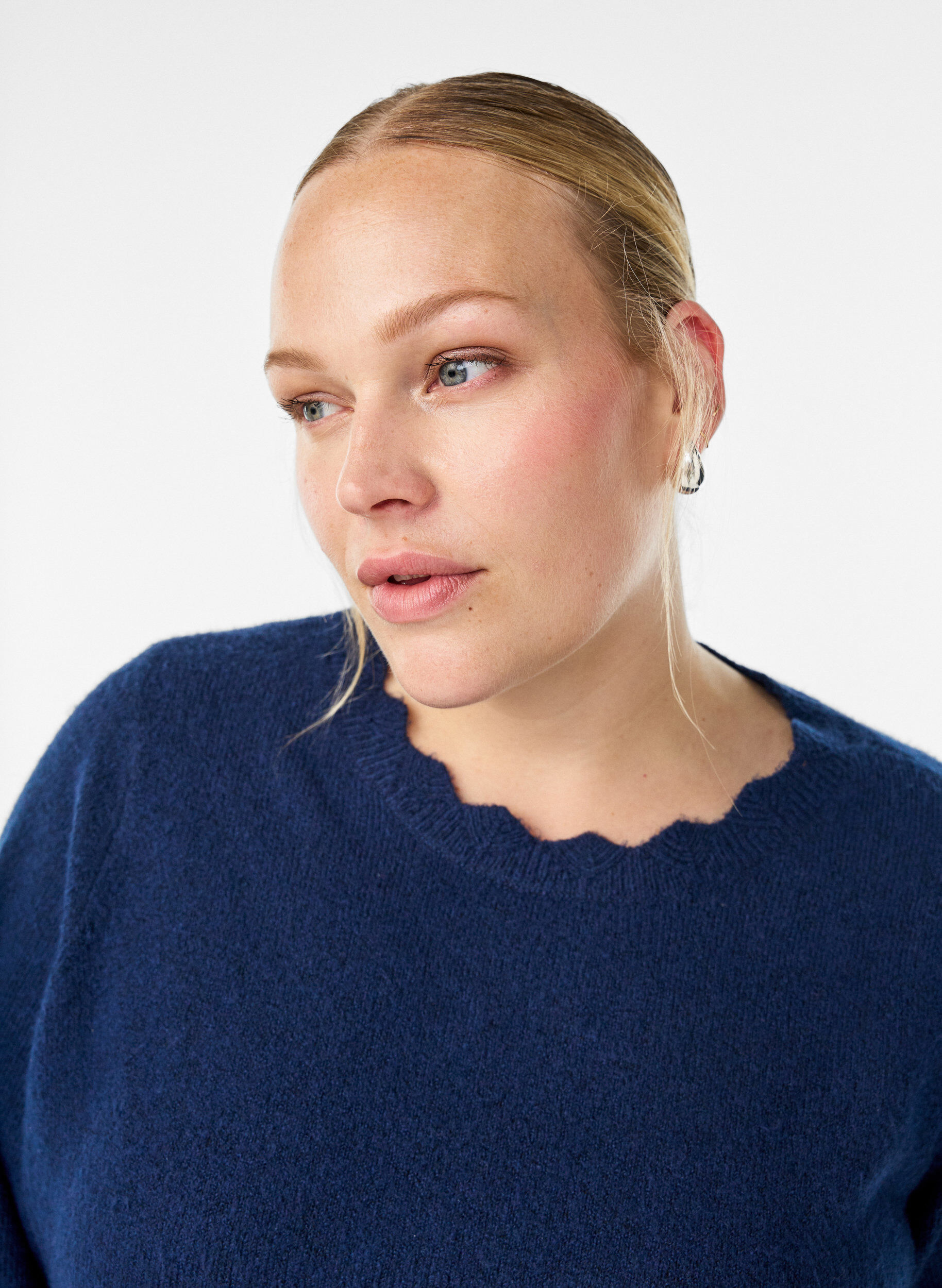 ZizziStrikkebluse med b&oslash;lgete kanter, Bl&aring;, Model image number 3