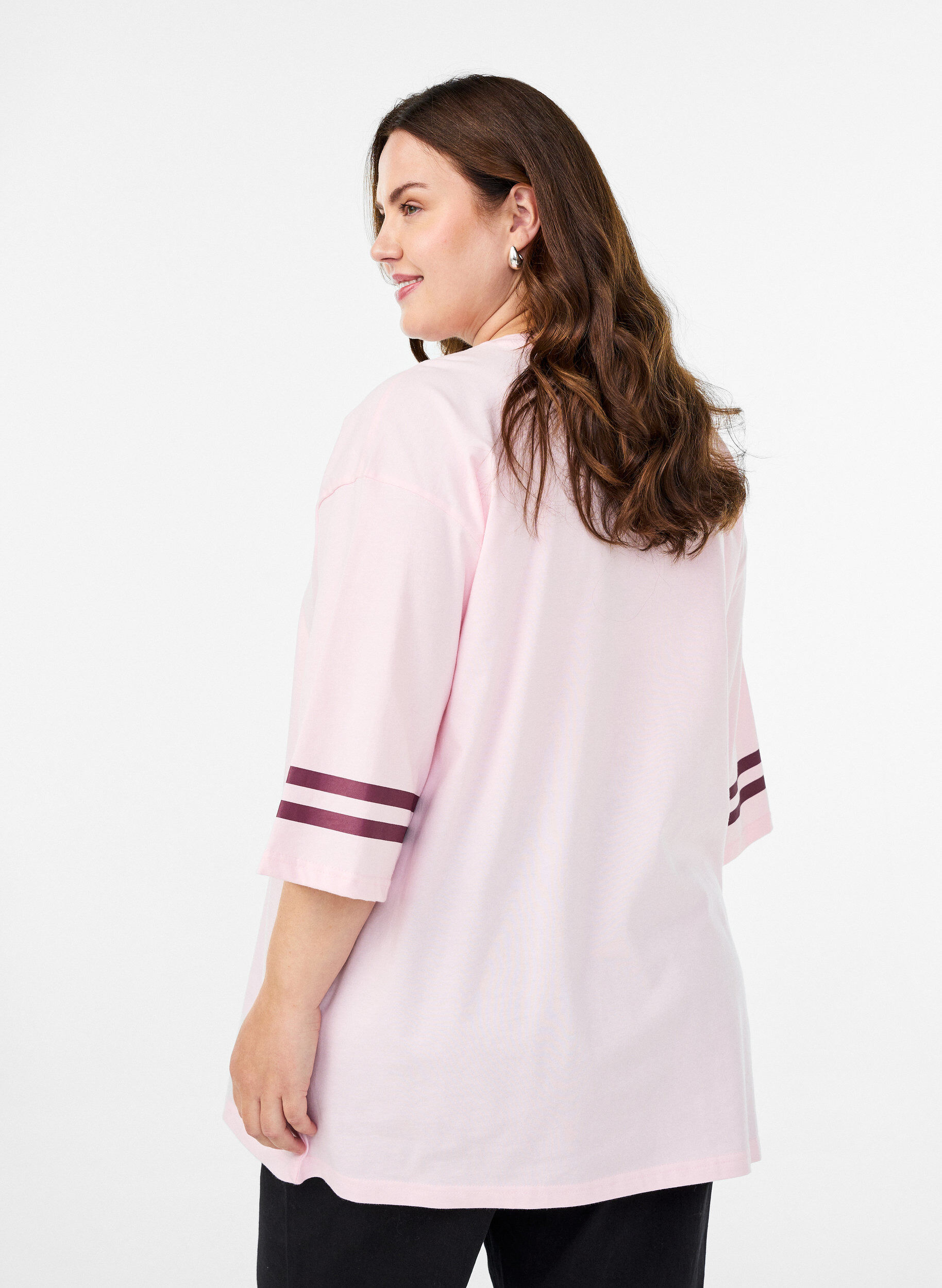 Zizzi Oversized college T-skjorte med 3/4 ermer, Rosa, Model image number 2