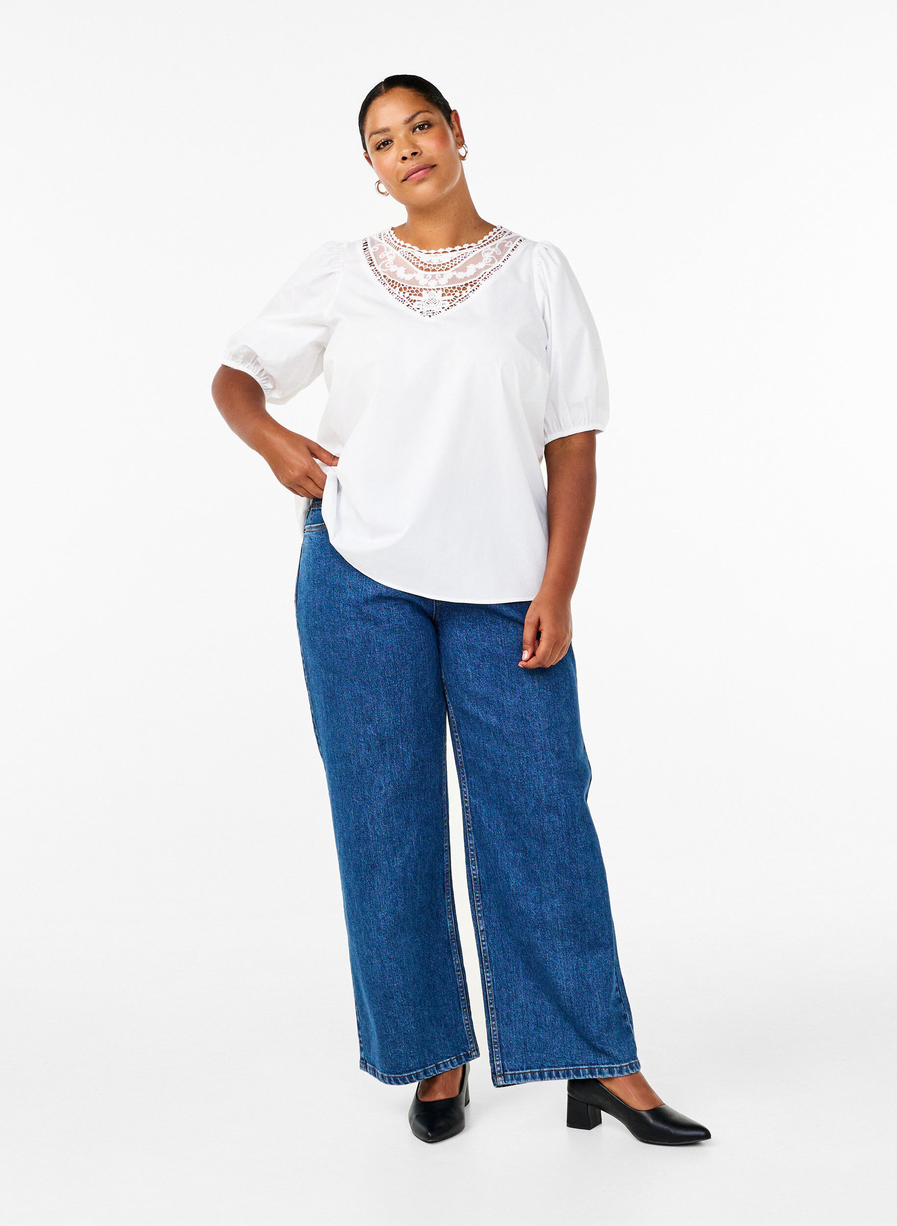 Zizzi Kortermet bluse med blondedetalj, Bright White, Model image number 2