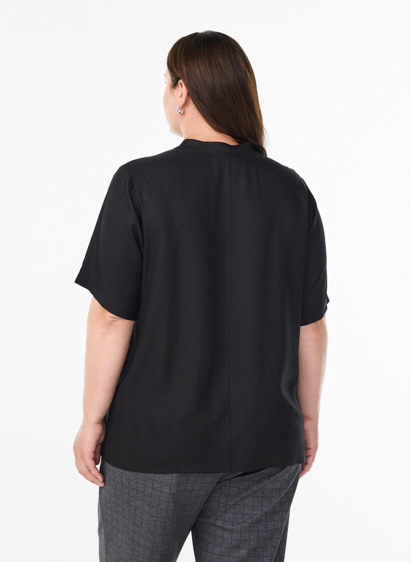 Kortermet bluse med diagonal knappelukking, Svart, Model