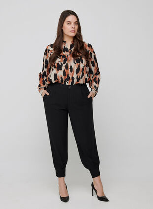 Viskoseskjorte med leopardmønster, Black AOP, Model image number 2