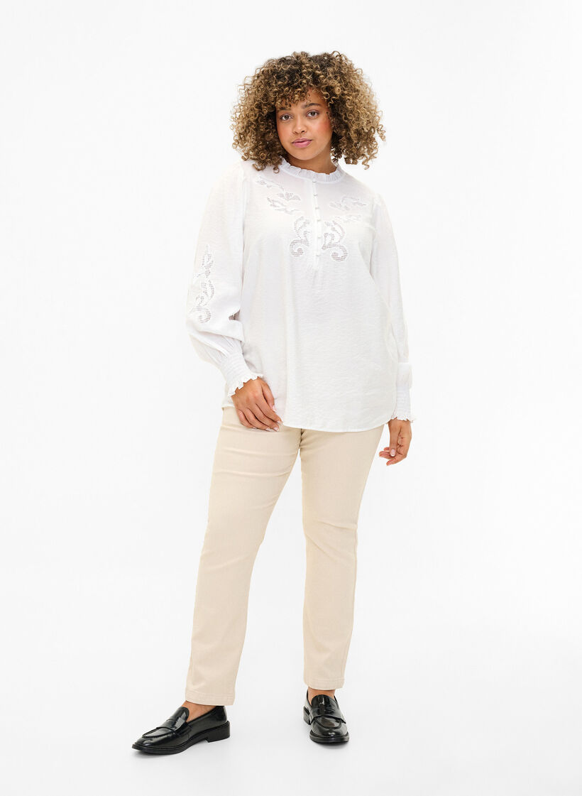Bluse med volanger og broderi anglaise, Bright White, Model image number 2