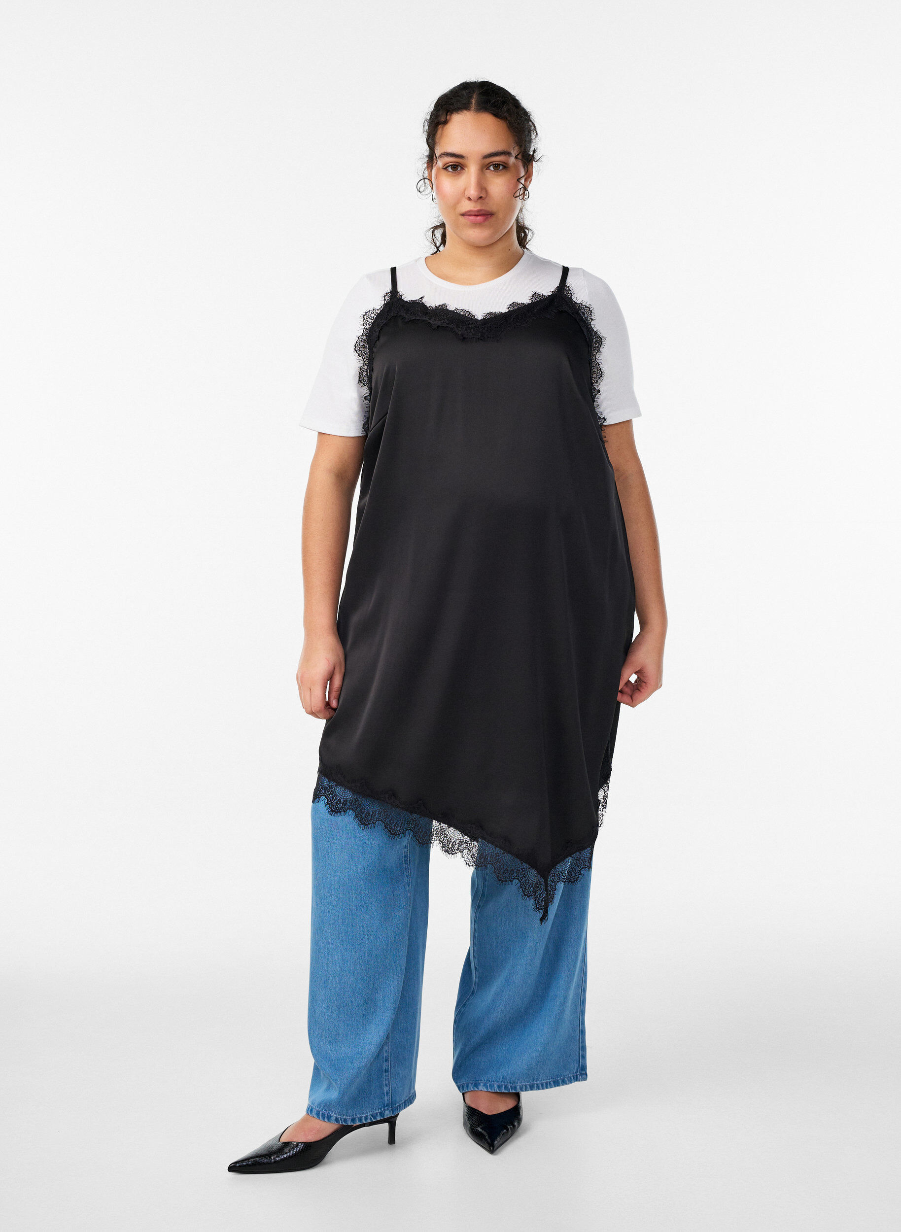 Kjole i satinlook med blondekant, Svart, Model