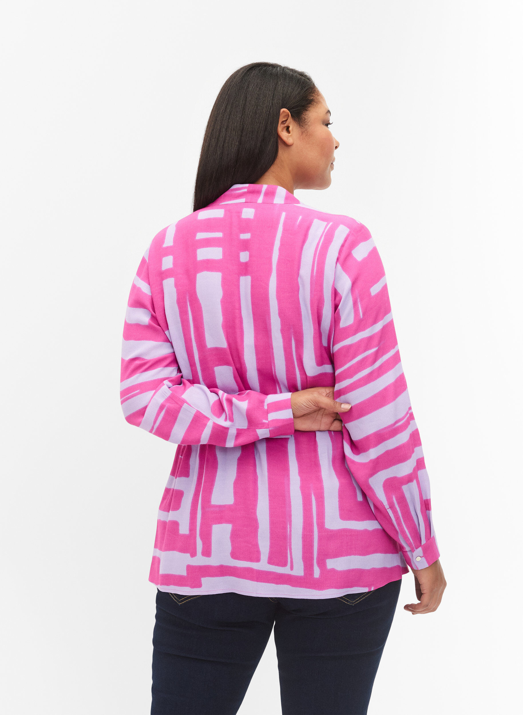 Zizzi M&oslash;nstrete viskosebluse med omslagseffekt, Rose Violet AOP, Model image number 1