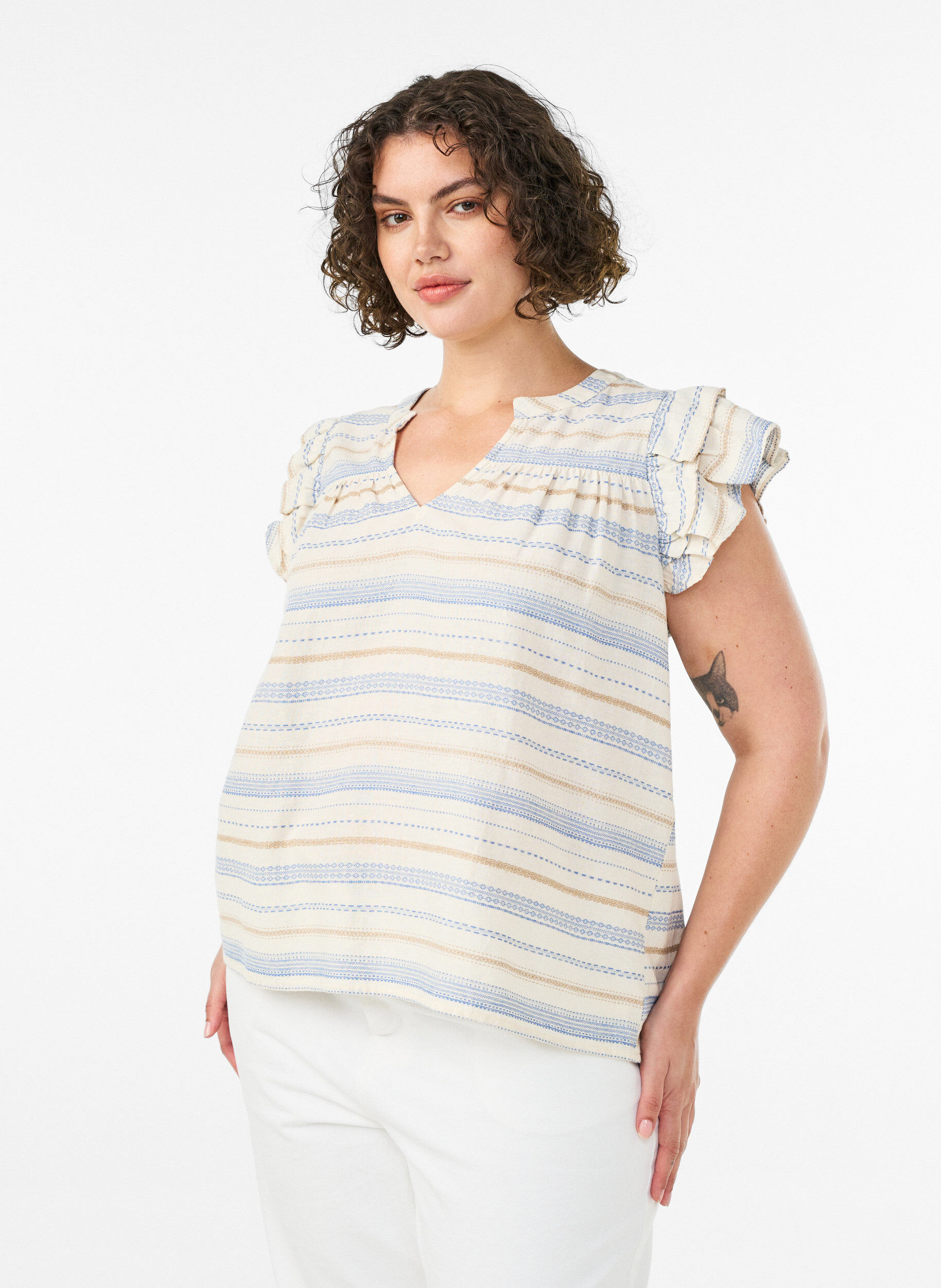 Ermel&oslash;s bluse med volanger og m&oslash;nstrede striper, Vanilje, Model