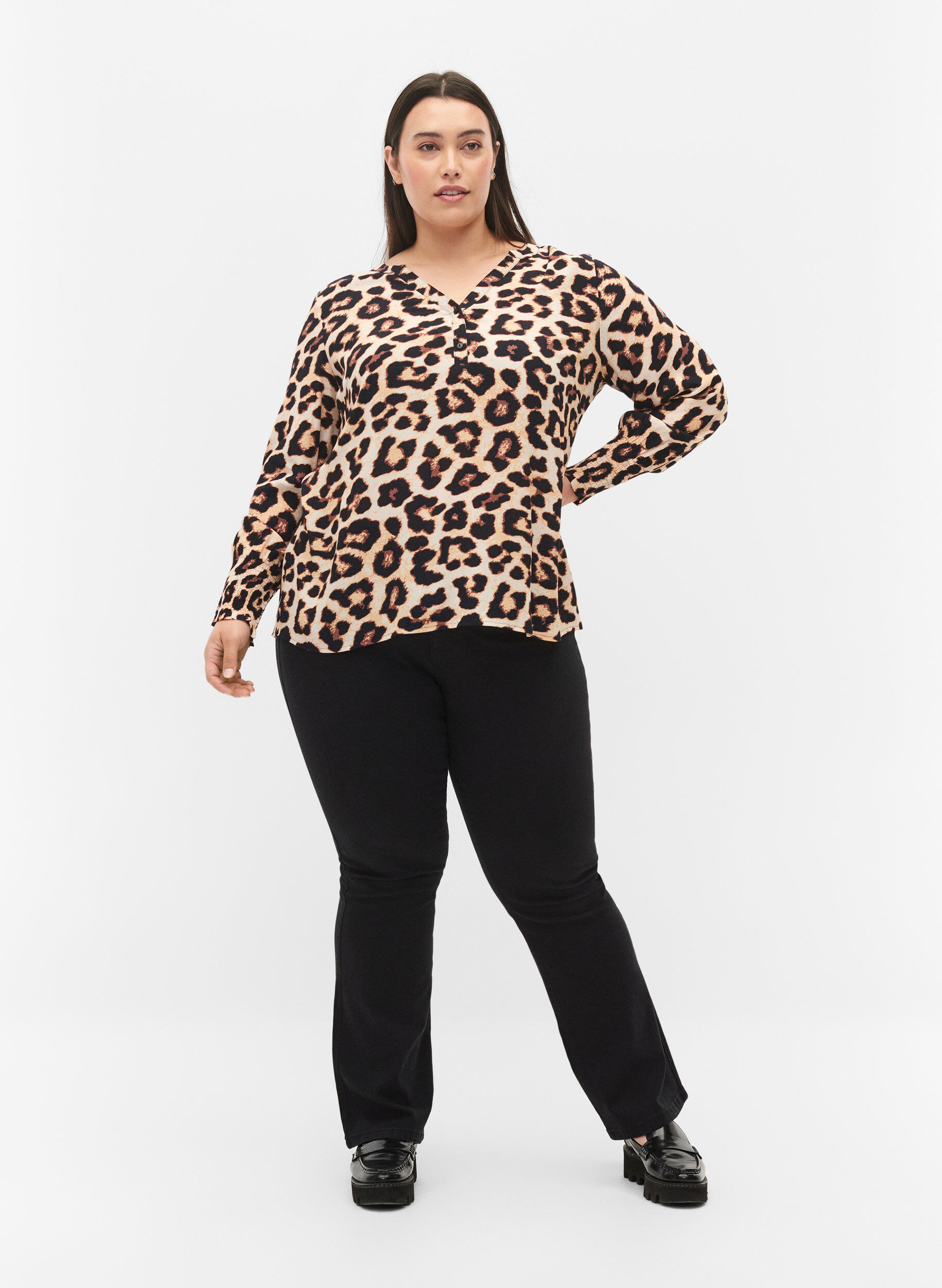 Zizzi M&oslash;nstrete bluse i viskose med smock, Leo AOP, Model image number 2