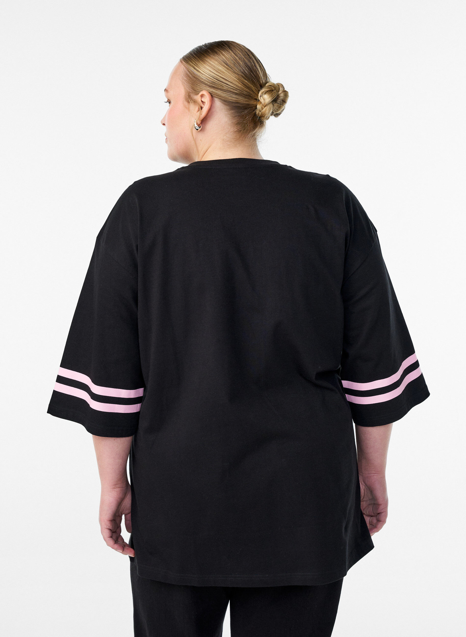 Zizzi Oversized college T-skjorte med 3/4 ermer, Svart, Model image number 2