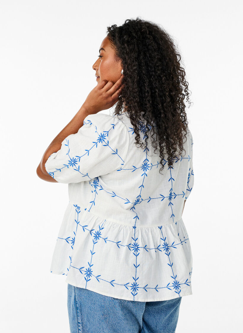 Kortermet bluse med v-hals og broderi, B.White Daphne Emb., Model